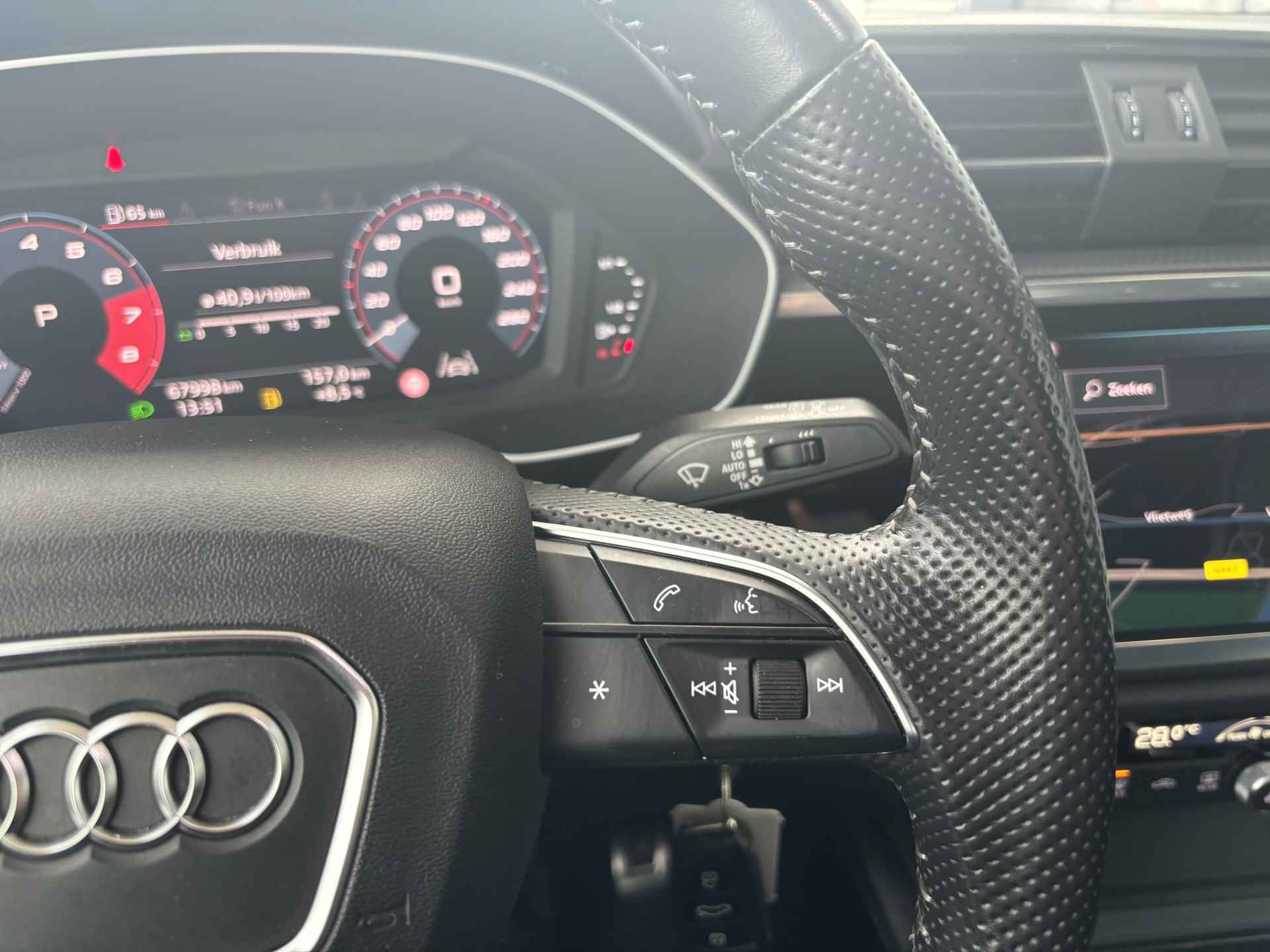 Audi Q3 35 TFSI S edition AUT/ Metallic/ Digitale Cockpit/ / Led/ Panoramadak/ S Line int. + ext. / Leer/ Elec. K./ Clima/ Navi/ Parkeersensor  A/ 18 lmv/ - 29/35