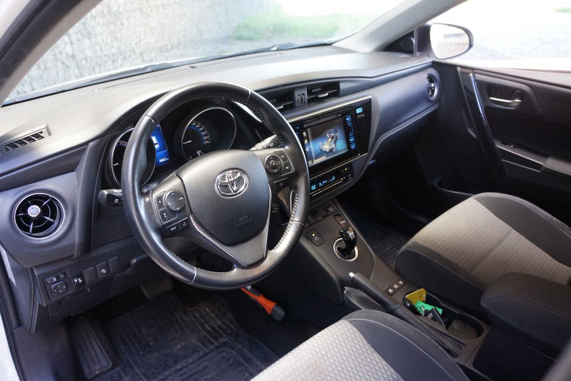 Toyota Auris Touring Sports 1.8 Hybr | Geen import | Navi | Parkeersensoren - 7/15