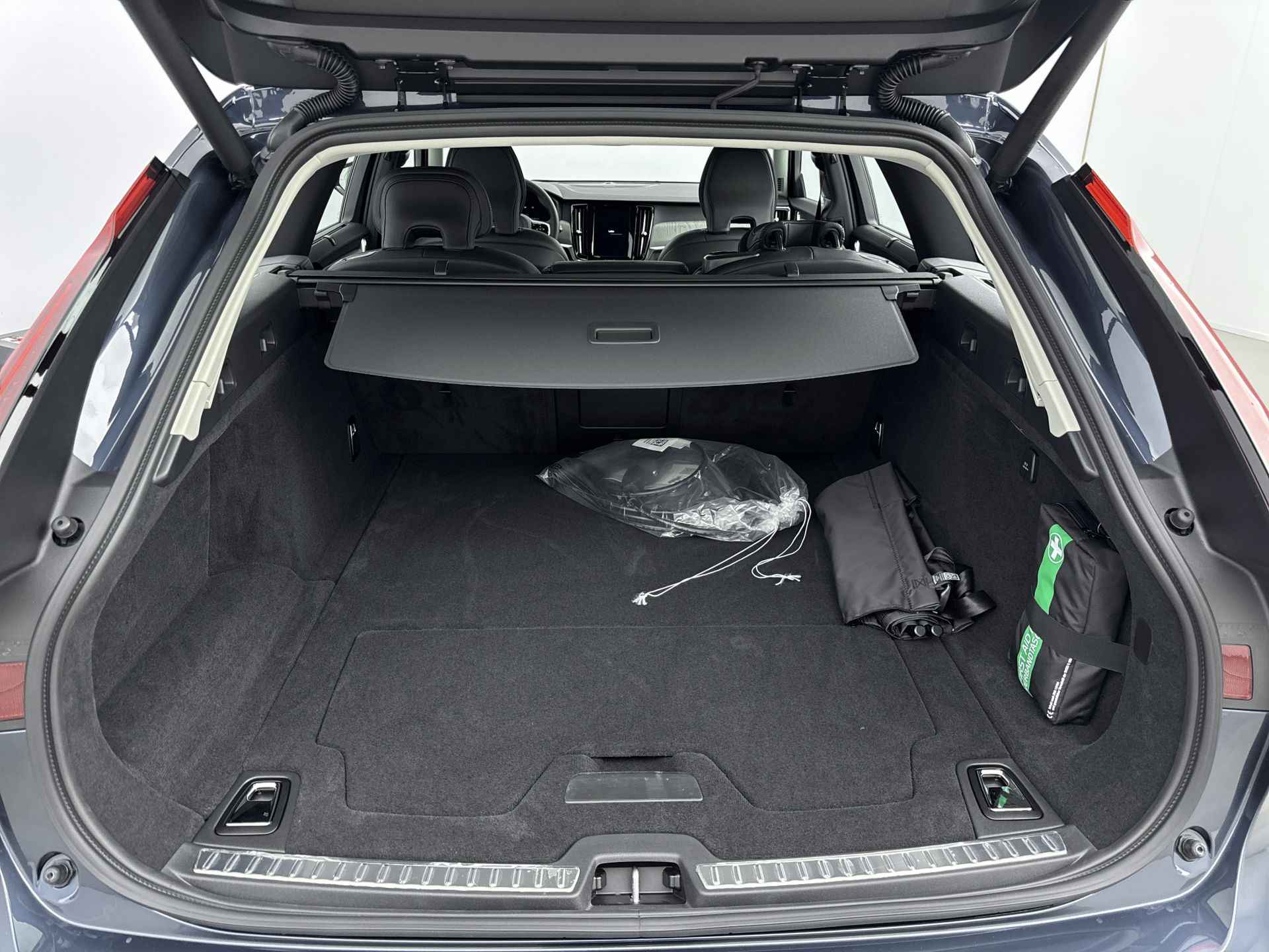 Volvo V90 T6 Recharge PLUS DARK |Nappa leder|Luchtvering| 20inch velgen| Showroom aanbieding van € 81.623 voor € 78.500, rijklaar. - 25/28