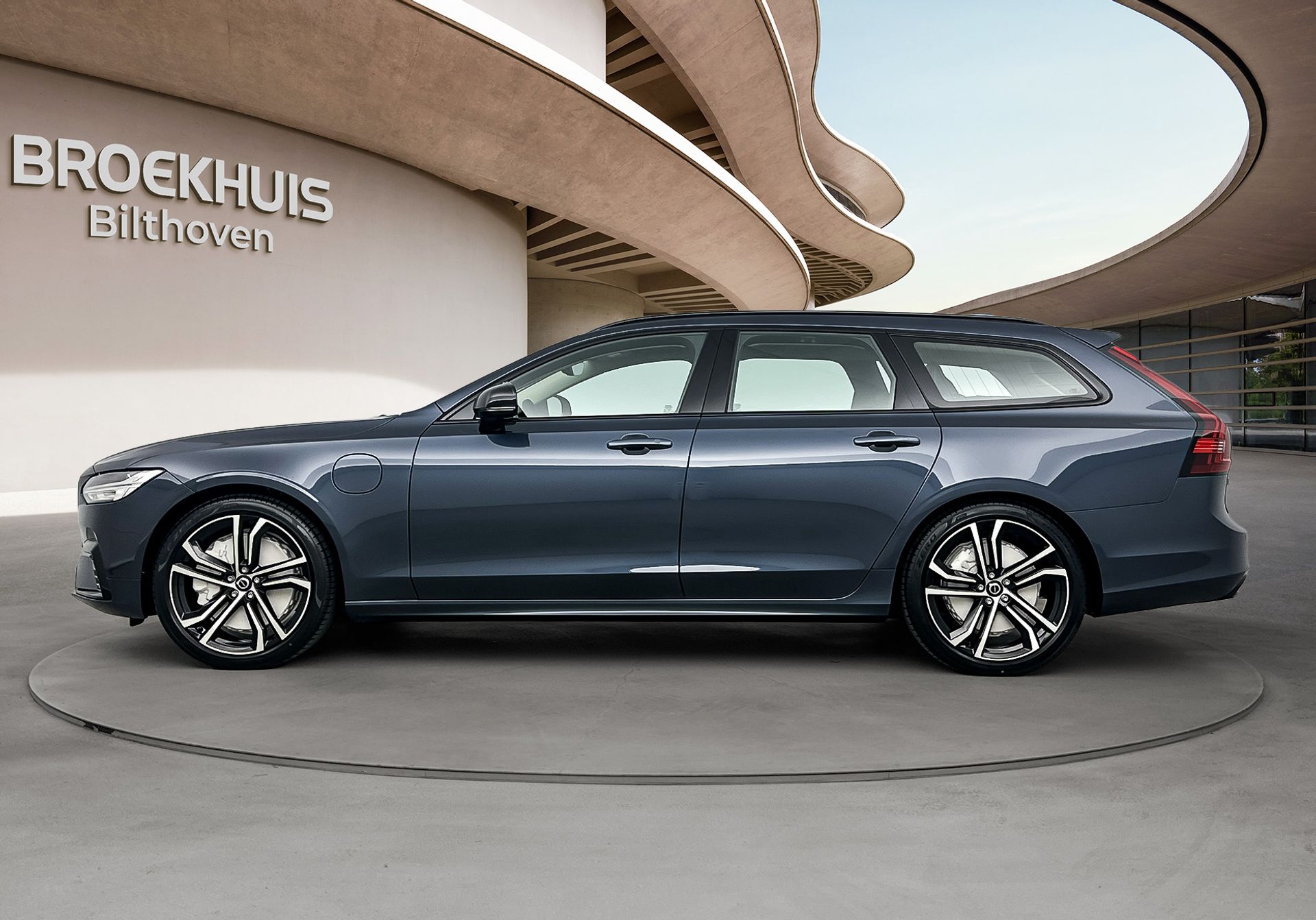 Volvo V90 T6 Recharge PLUS DARK |Nappa leder|Luchtvering| 20inch velgen| Showroom aanbieding van € 81.623 voor € 78.500, rijklaar.