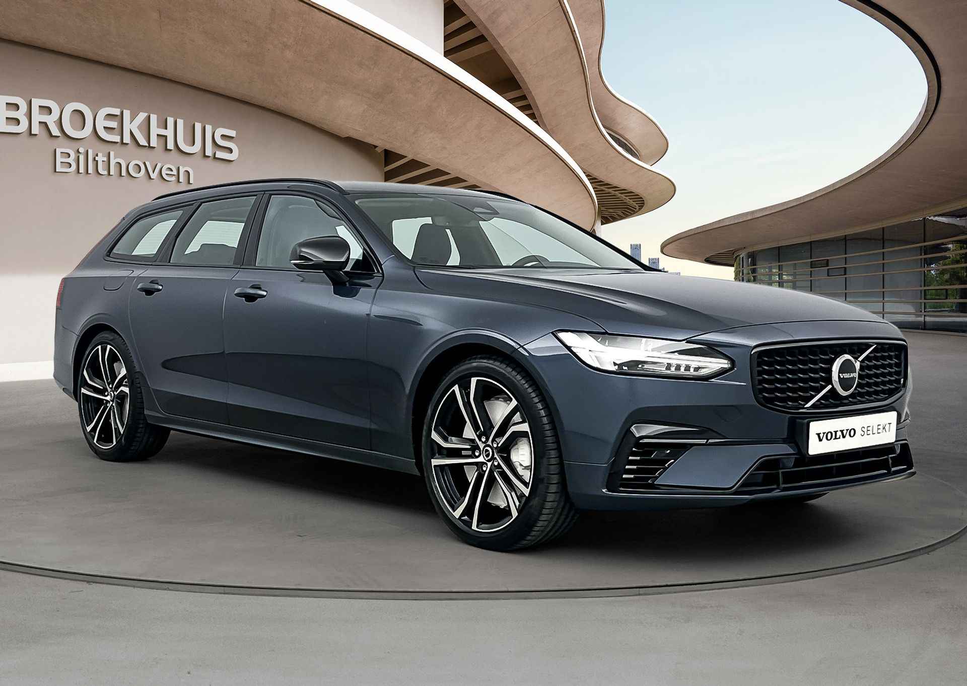 Volvo V90 T6 Recharge PLUS DARK |Nappa leder|Luchtvering| 20inch velgen| Showroom aanbieding van € 81.623 voor € 78.500, rijklaar. - 3/28