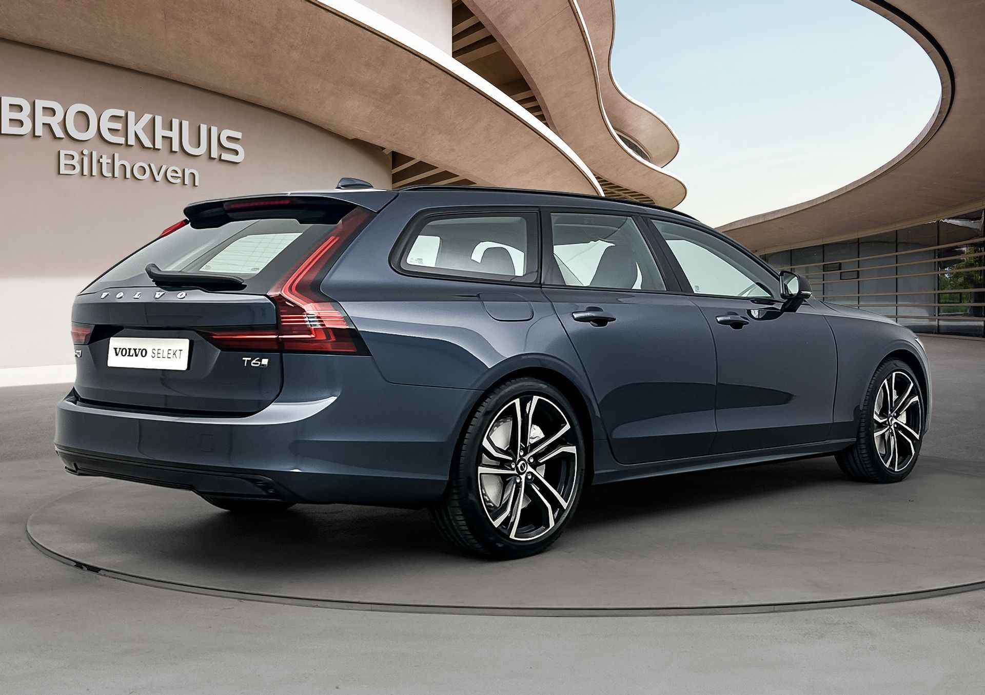 Volvo V90 T6 Recharge PLUS DARK |Nappa leder|Luchtvering| 20inch velgen| Showroom aanbieding van € 81.623 voor € 78.500, rijklaar. - 4/28