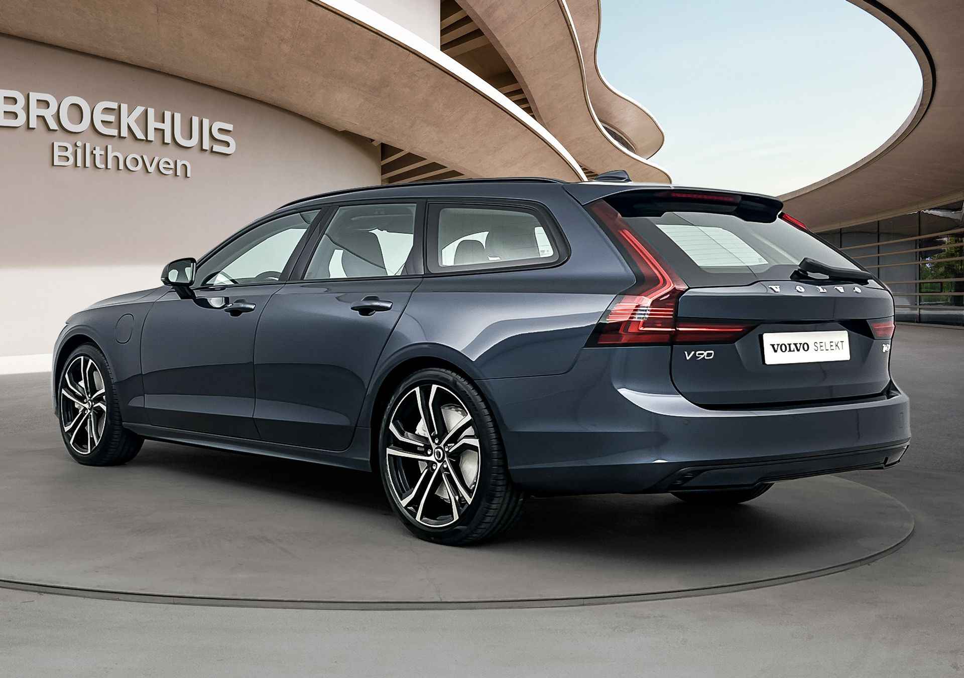 Volvo V90 T6 Recharge PLUS DARK |Nappa leder|Luchtvering| 20inch velgen| Showroom aanbieding van € 81.623 voor € 78.500, rijklaar. - 5/28