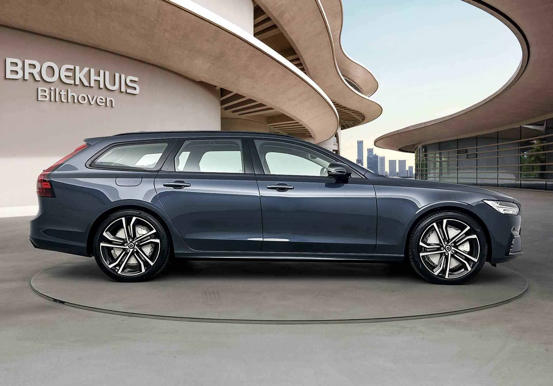 Volvo V90 T6 Recharge PLUS DARK |Nappa leder|Luchtvering| 20inch velgen| Showroom aanbieding van € 81.623 voor € 78.500, rijklaar. - 8/28