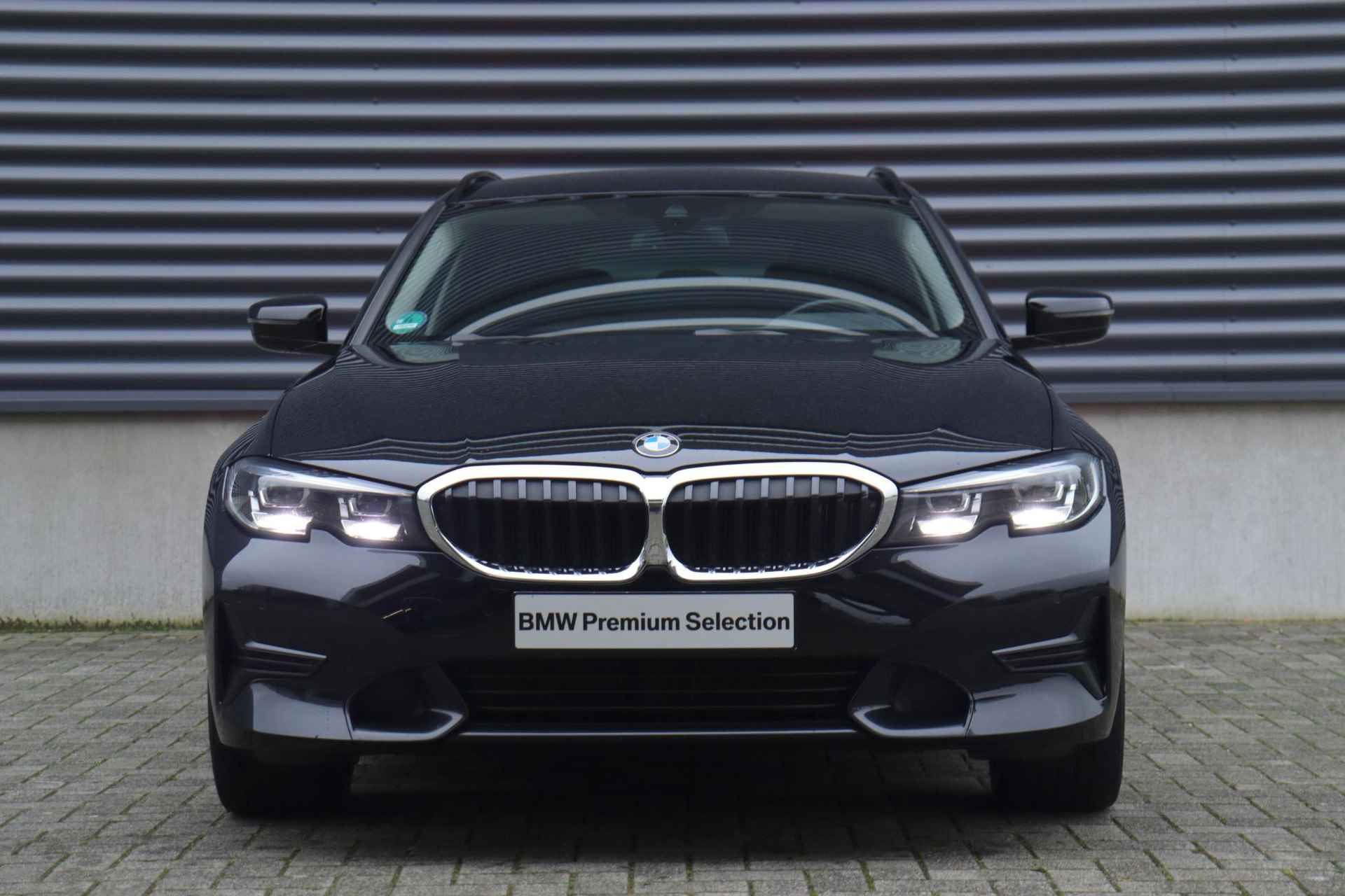 BMW 3 Serie Touring 318d | Executive | Sport Line | Trekhaak | Stoelverwarming | Sportstoelen | Getint Glas | 17'' LMV - 3/36