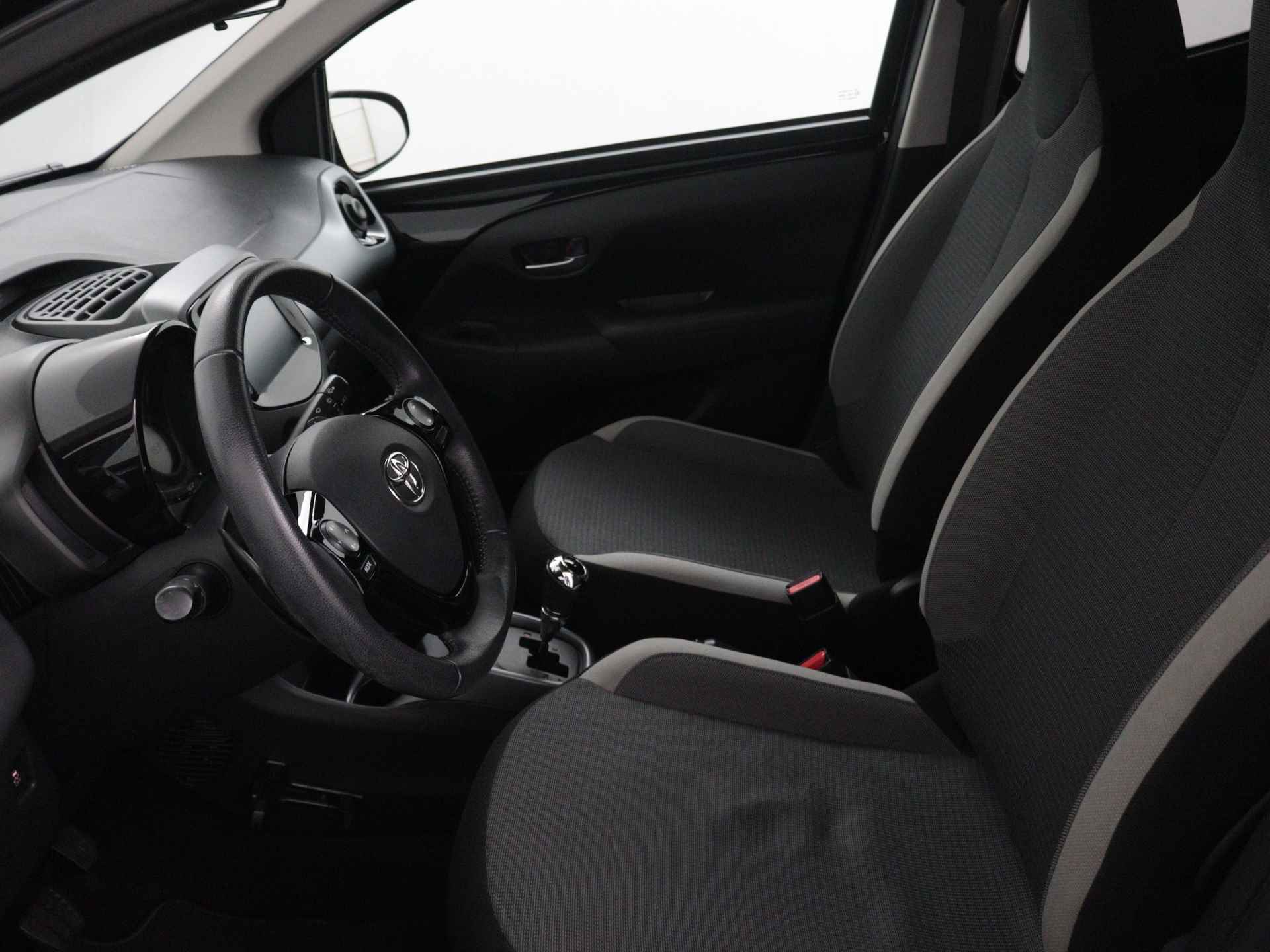 Toyota Aygo 1.0 VVT-i x-joy cabrio | Automaat | Cabrio | Climate Control | Camera | LM velgen | - 18/38