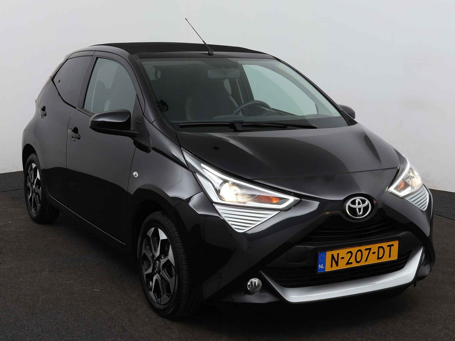 Toyota Aygo 1.0 VVT-i x-joy cabrio | Automaat | Cabrio | Climate Control | Camera | LM velgen | - 26/38