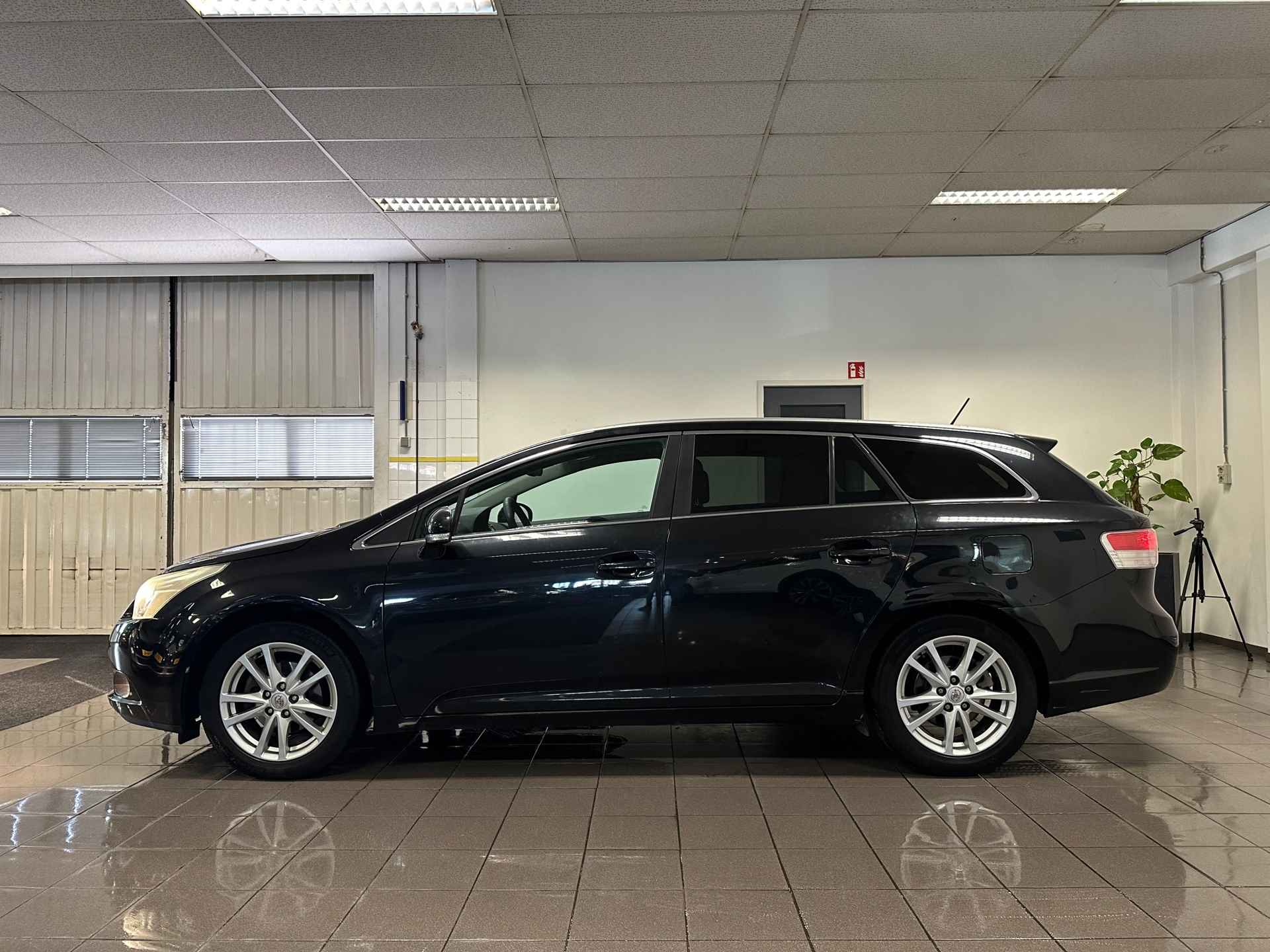 Toyota Avensis Wagon 2.0 VVTi Business * Automaat / Navigatie / Camera / Trekhaak / NL Auto * - 2/24