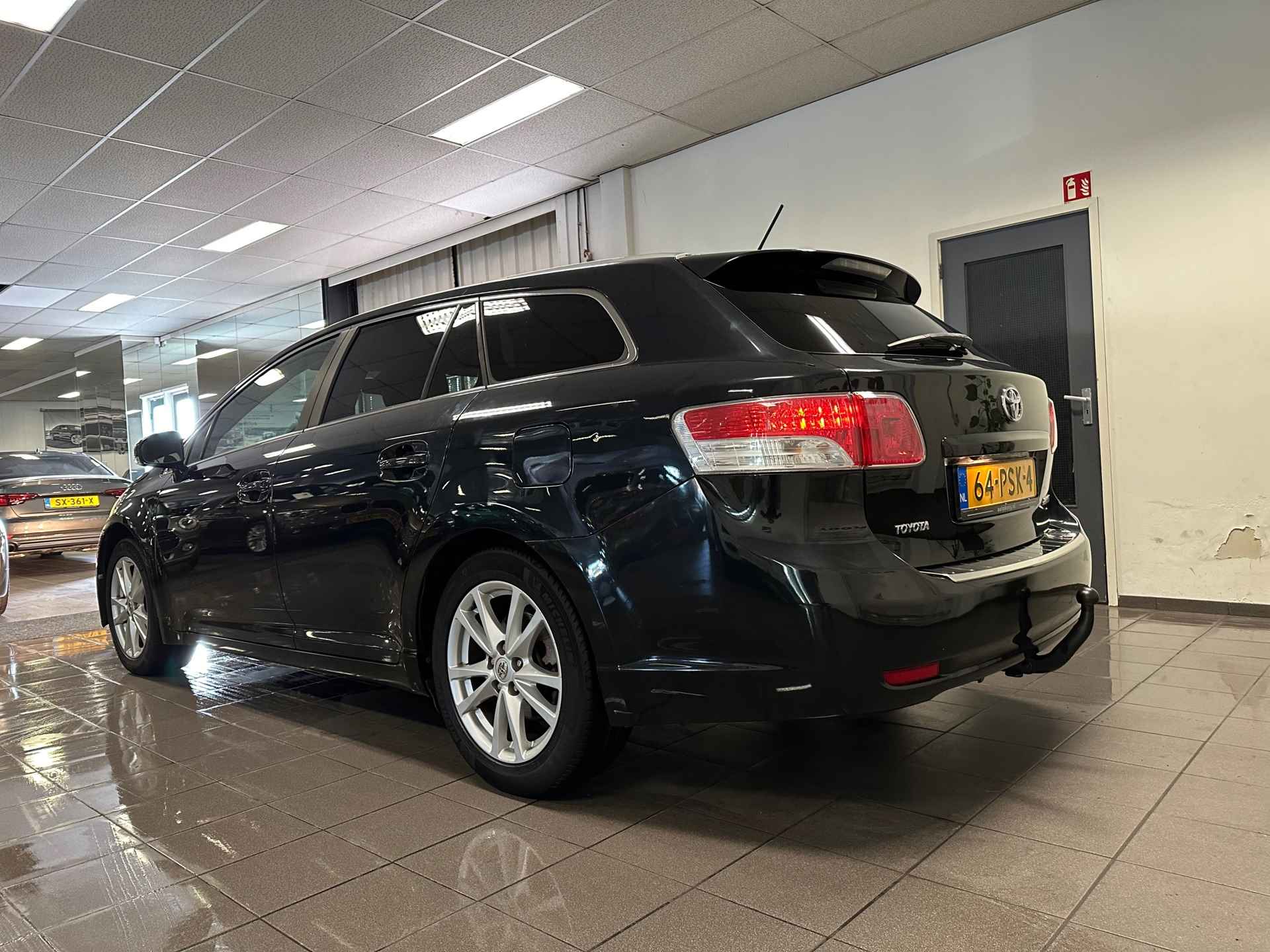 Toyota Avensis Wagon 2.0 VVTi Business * Automaat / Navigatie / Camera / Trekhaak / NL Auto * - 3/24