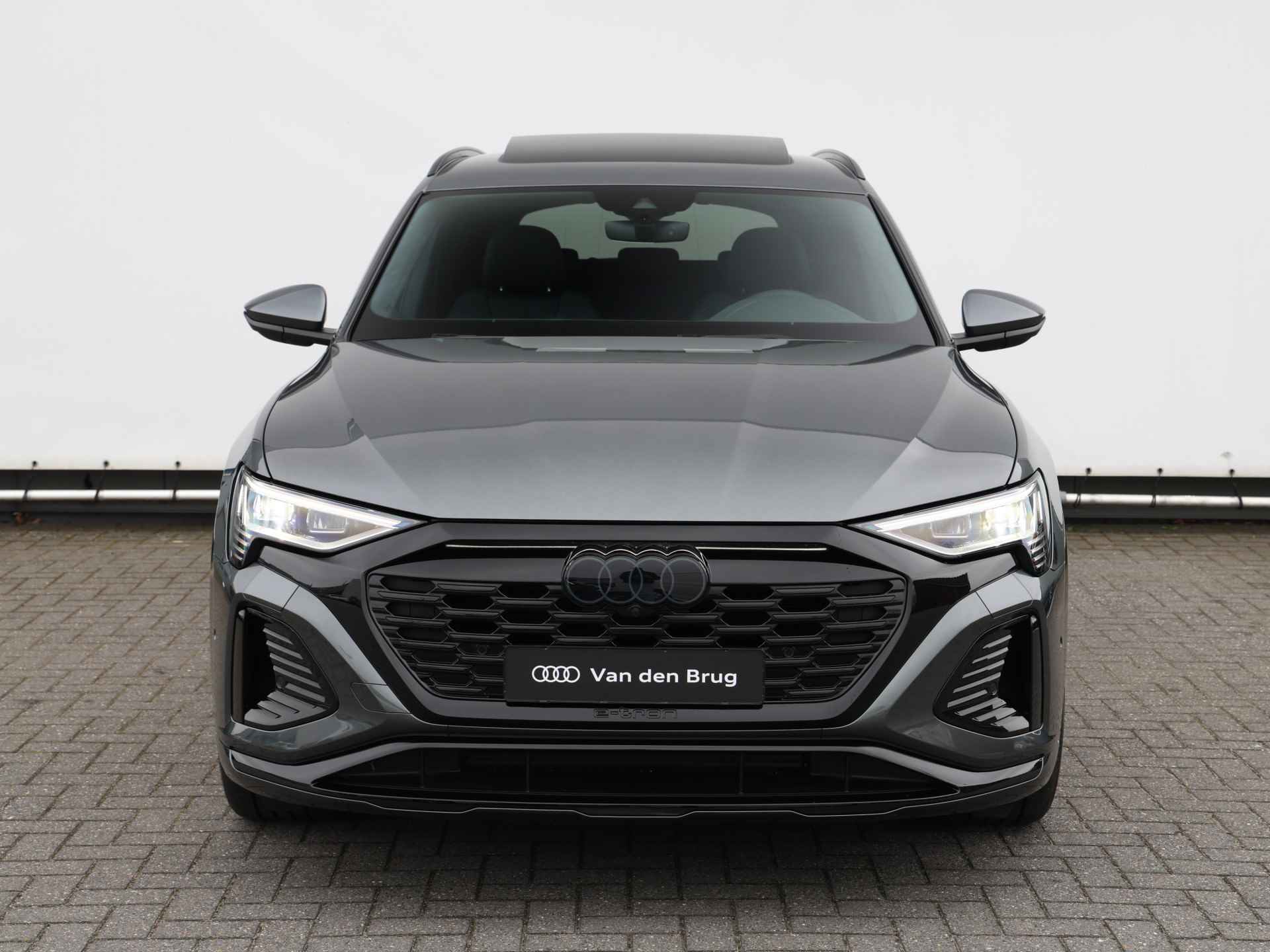 Audi Q8 e-tron 55 quattro S Edition 408 pk | Panoramadak | Elek. stoelen | Keyless | Camera | Matrix LED | Verwarmde voorstoelen | - 4/51