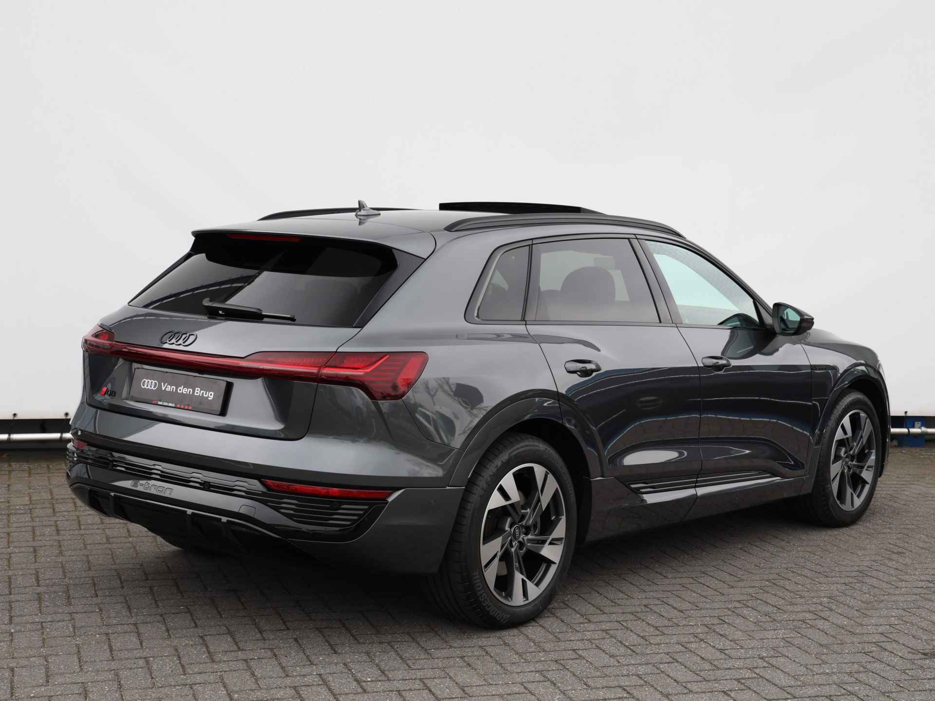 Audi Q8 e-tron 55 quattro S Edition 408 pk | Panoramadak | Elek. stoelen | Keyless | Camera | Matrix LED | Verwarmde voorstoelen | - 5/51