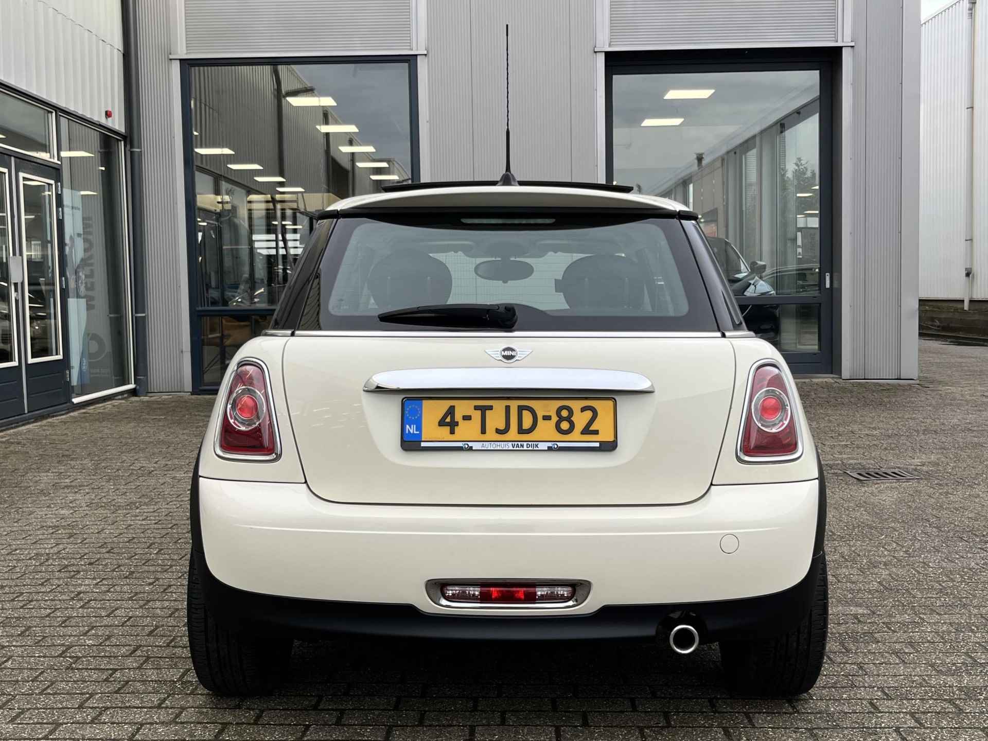 Mini One 1.6 Chili | NL Auto/2e Eig./Navi/Pano-dak/16"/Privacy Glass - 18/63