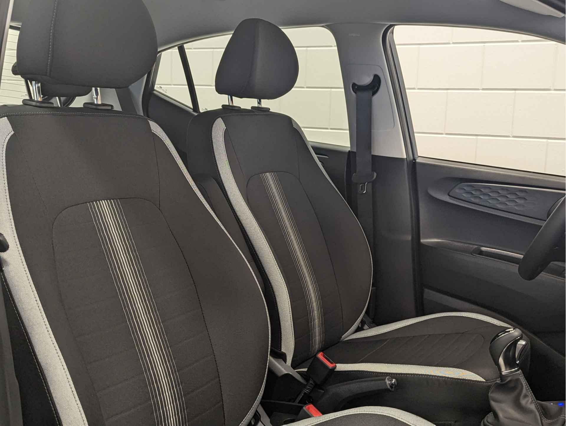 Hyundai i10 1.0 Comfort 5-zits AUTOMAAT | APPLE / ANDROID NAVIGATIE | CRUISE CONTROL | DEMO BESCHIKBAAR VANAF 21-06-2024 - 18/36