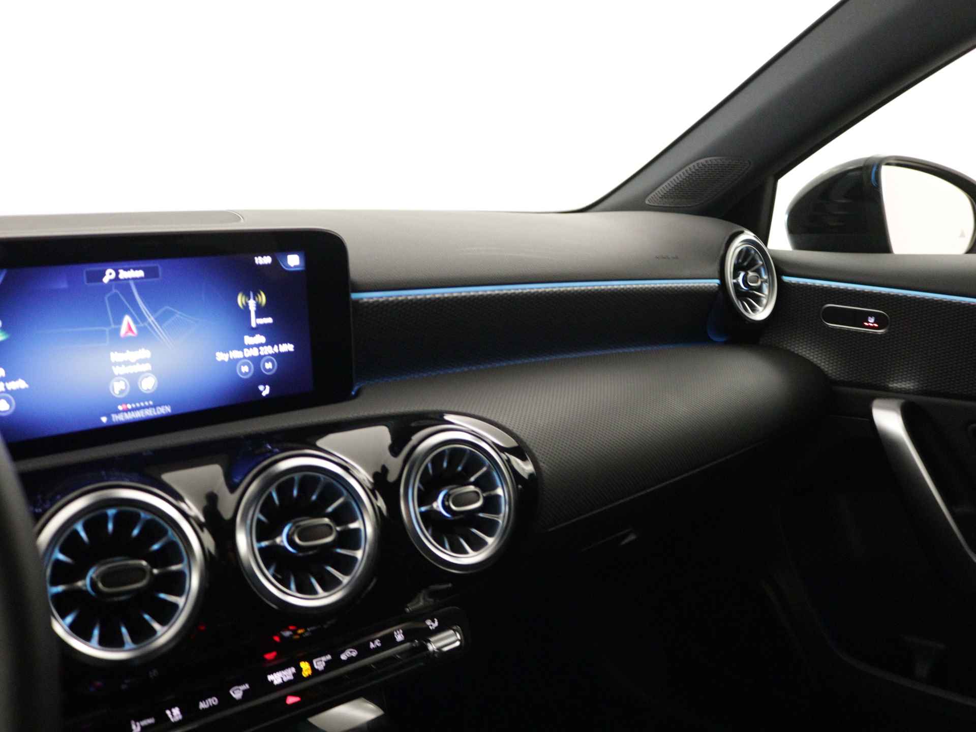 Mercedes-Benz A-Klasse 250 e Luxury Nightpakket | Spaaks Lichtmetalen Velgen | Navigatie | Sfeerverlichting | Dode Hoek Ass | Car Play | DAB | LED | Inclusief 24 maanden Mercedes-Benz Certified garantie voor Europa. - 8/44