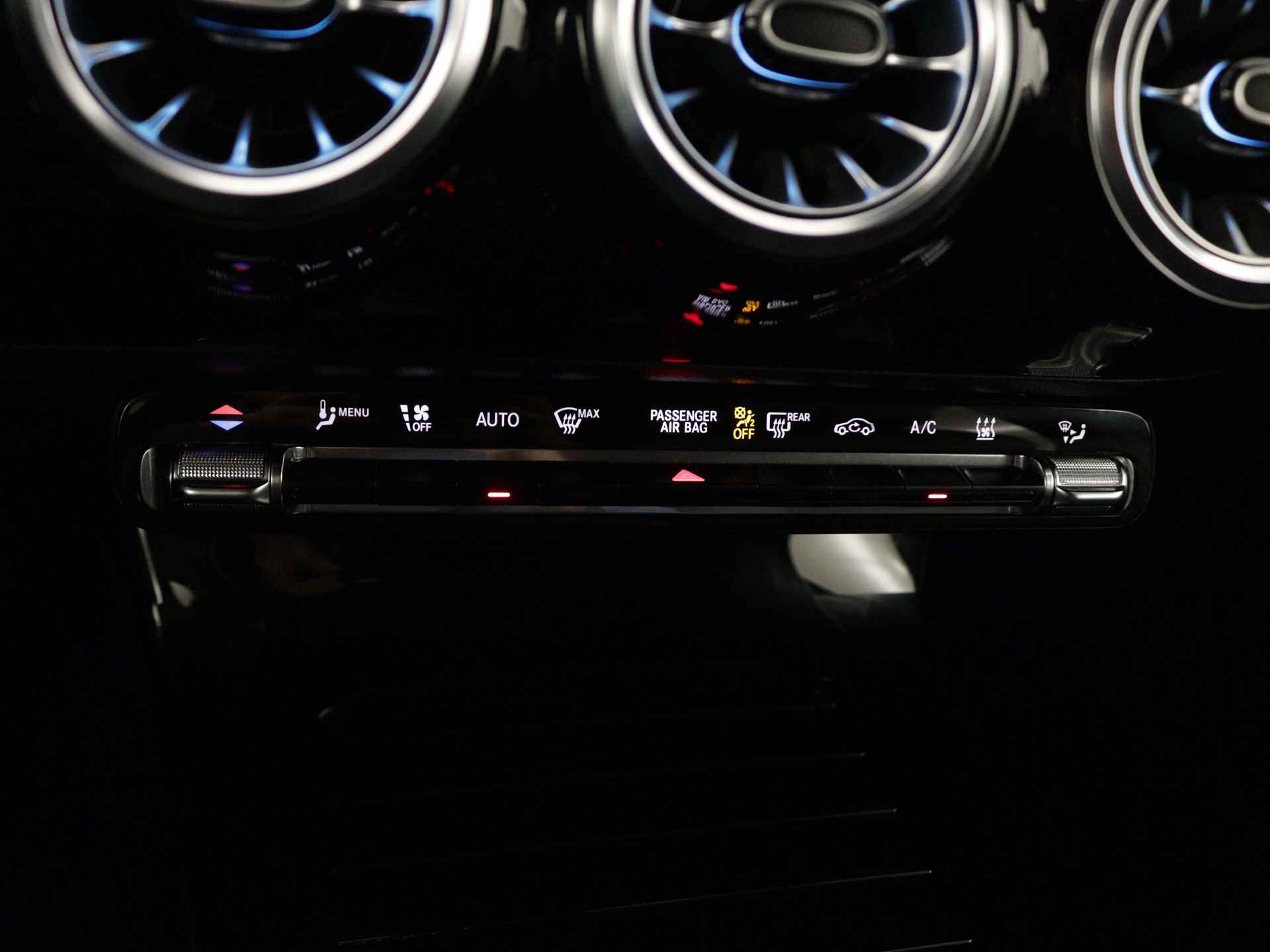 Mercedes-Benz A-Klasse 250 e Luxury Nightpakket % spaaks lichtmetalen velgen | Navigatie | Sfeerverlichting | Dode Hoek Ass | Car Play | DAB | LED | Inclusief 24 maanden Mercedes-Benz Certified garantie voor Europa. - 12/44