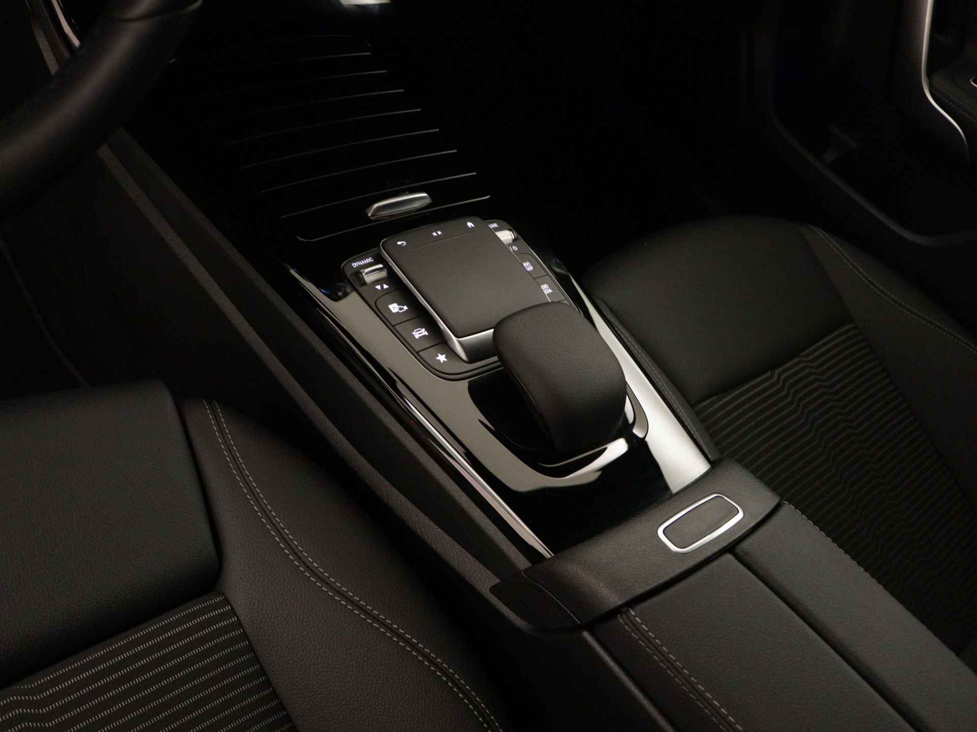 Mercedes-Benz A-Klasse 250 e Luxury Nightpakket % spaaks lichtmetalen velgen | Navigatie | Sfeerverlichting | Dode Hoek Ass | Car Play | DAB | LED | Inclusief 24 maanden Mercedes-Benz Certified garantie voor Europa. - 13/44