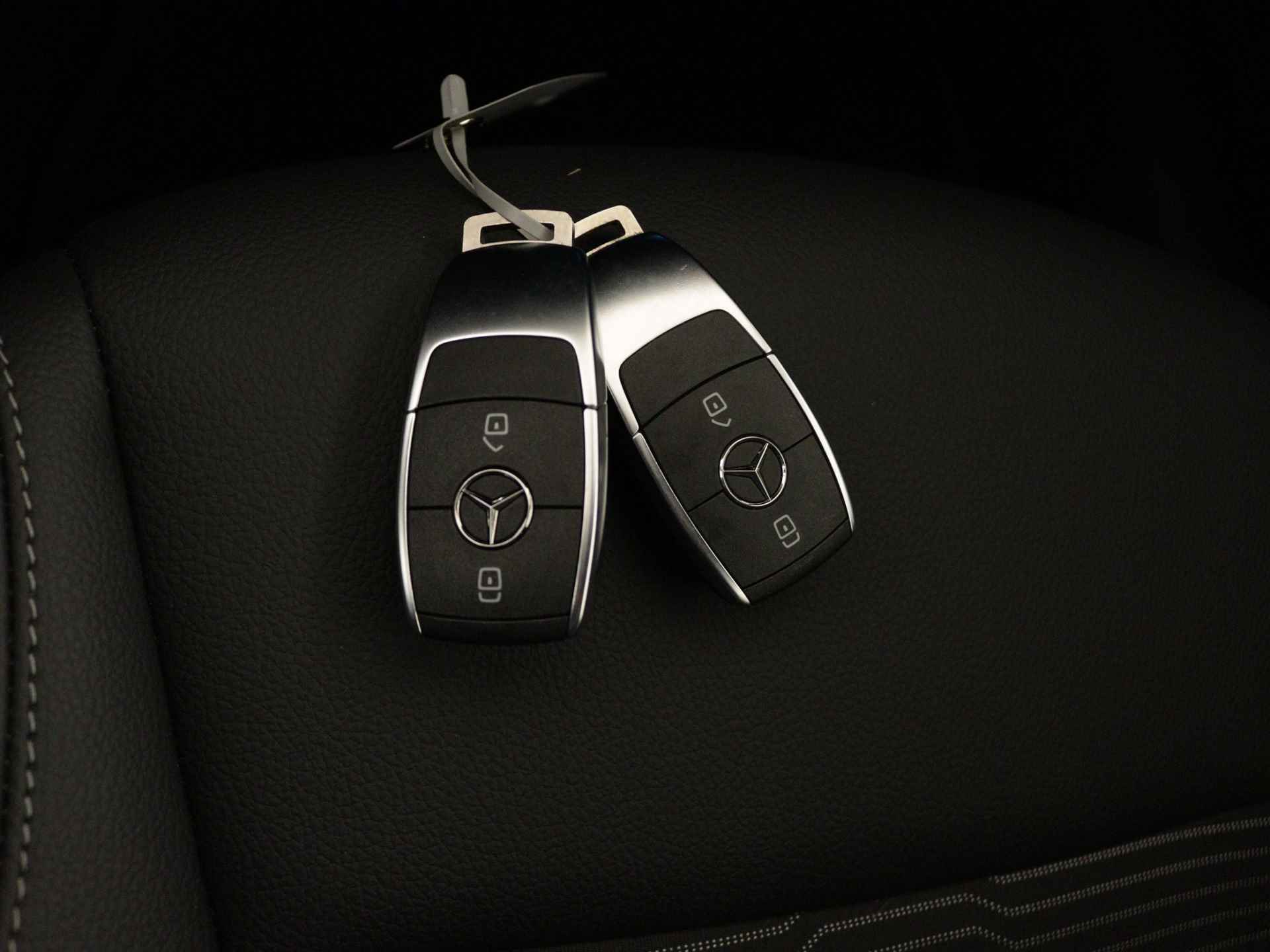 Mercedes-Benz A-Klasse 250 e Luxury Nightpakket % spaaks lichtmetalen velgen | Navigatie | Sfeerverlichting | Dode Hoek Ass | Car Play | DAB | LED | Inclusief 24 maanden Mercedes-Benz Certified garantie voor Europa. - 14/44