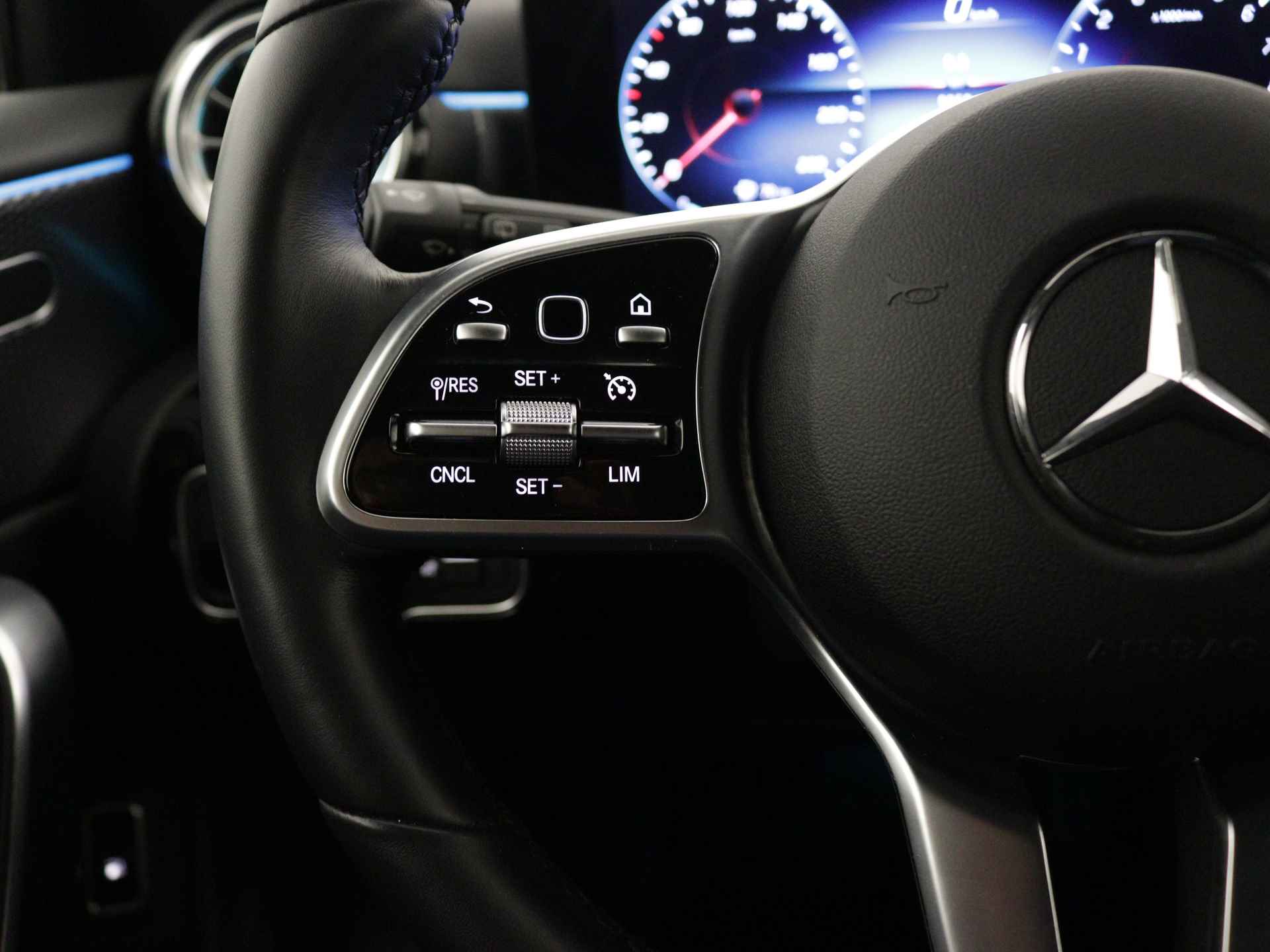 Mercedes-Benz A-Klasse 250 e Luxury Nightpakket % spaaks lichtmetalen velgen | Navigatie | Sfeerverlichting | Dode Hoek Ass | Car Play | DAB | LED | Inclusief 24 maanden Mercedes-Benz Certified garantie voor Europa. - 22/44