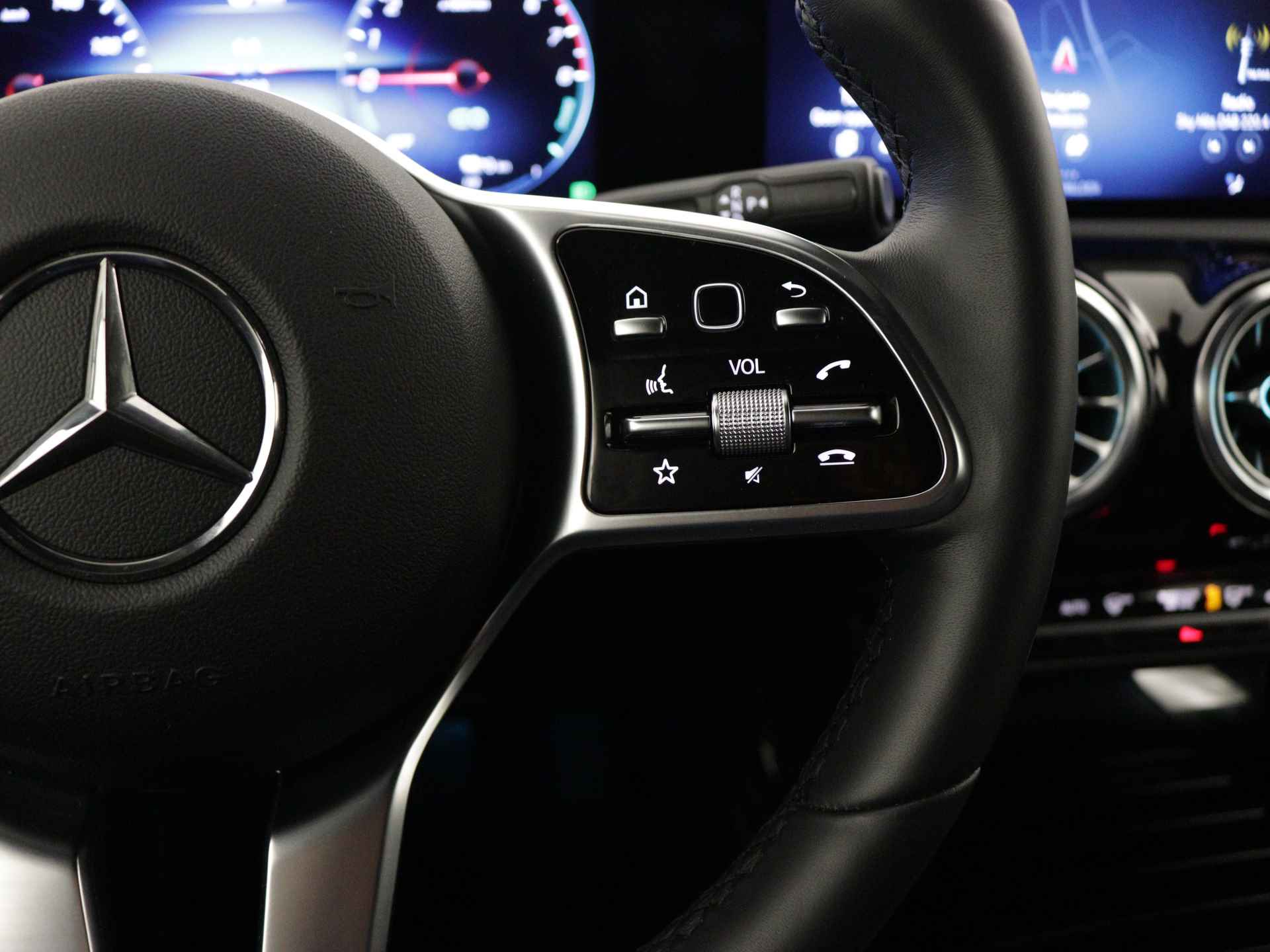Mercedes-Benz A-Klasse 250 e Luxury Nightpakket % spaaks lichtmetalen velgen | Navigatie | Sfeerverlichting | Dode Hoek Ass | Car Play | DAB | LED | Inclusief 24 maanden Mercedes-Benz Certified garantie voor Europa. - 23/44