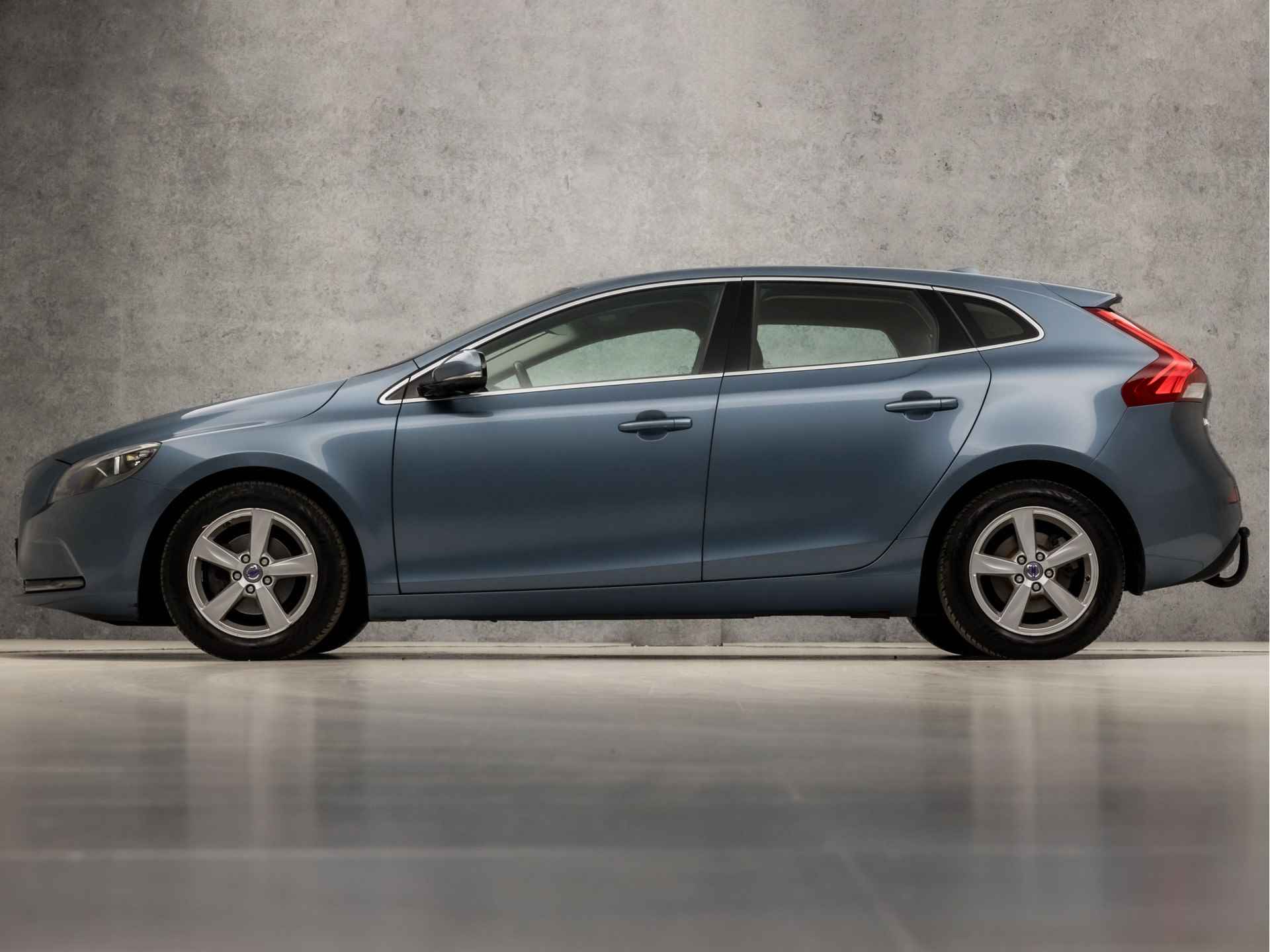 Volvo V40 1.6 D2 Momentum Sport (NAVIGATIE, CLIMATE, DIGITAL COCKPIT, LEDER, SPORTSTOELEN, TREKHAAK, CRUISE, BLUETOOTH, ELEK PAKKET, PARKEERSENSOREN, NIEUWSTAAT) - 2/31