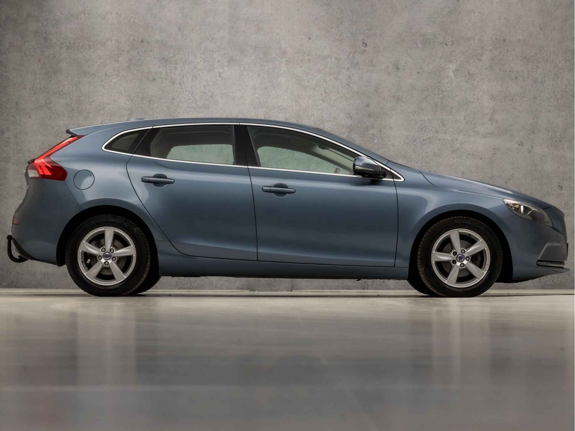 Volvo V40 1.6 D2 Momentum Sport (NAVIGATIE, CLIMATE, DIGITAL COCKPIT, LEDER, SPORTSTOELEN, TREKHAAK, CRUISE, BLUETOOTH, ELEK PAKKET, PARKEERSENSOREN, NIEUWSTAAT) - 4/31