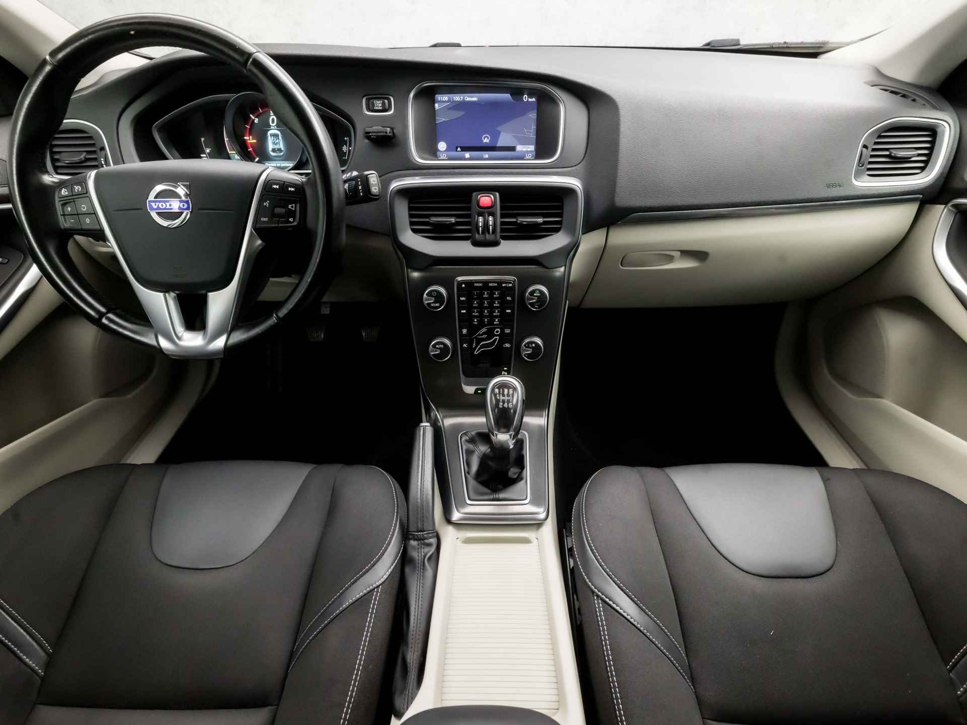 Volvo V40 1.6 D2 Momentum Sport (NAVIGATIE, CLIMATE, DIGITAL COCKPIT, LEDER, SPORTSTOELEN, TREKHAAK, CRUISE, BLUETOOTH, ELEK PAKKET, PARKEERSENSOREN, NIEUWSTAAT) - 6/31