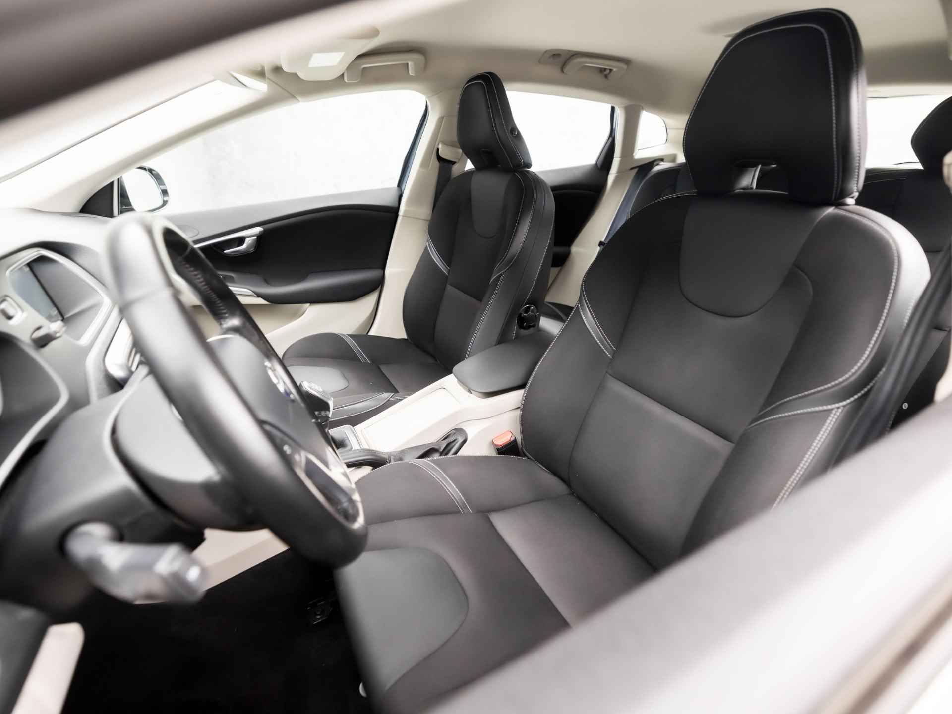 Volvo V40 1.6 D2 Momentum Sport (NAVIGATIE, CLIMATE, DIGITAL COCKPIT, LEDER, SPORTSTOELEN, TREKHAAK, CRUISE, BLUETOOTH, ELEK PAKKET, PARKEERSENSOREN, NIEUWSTAAT) - 14/31