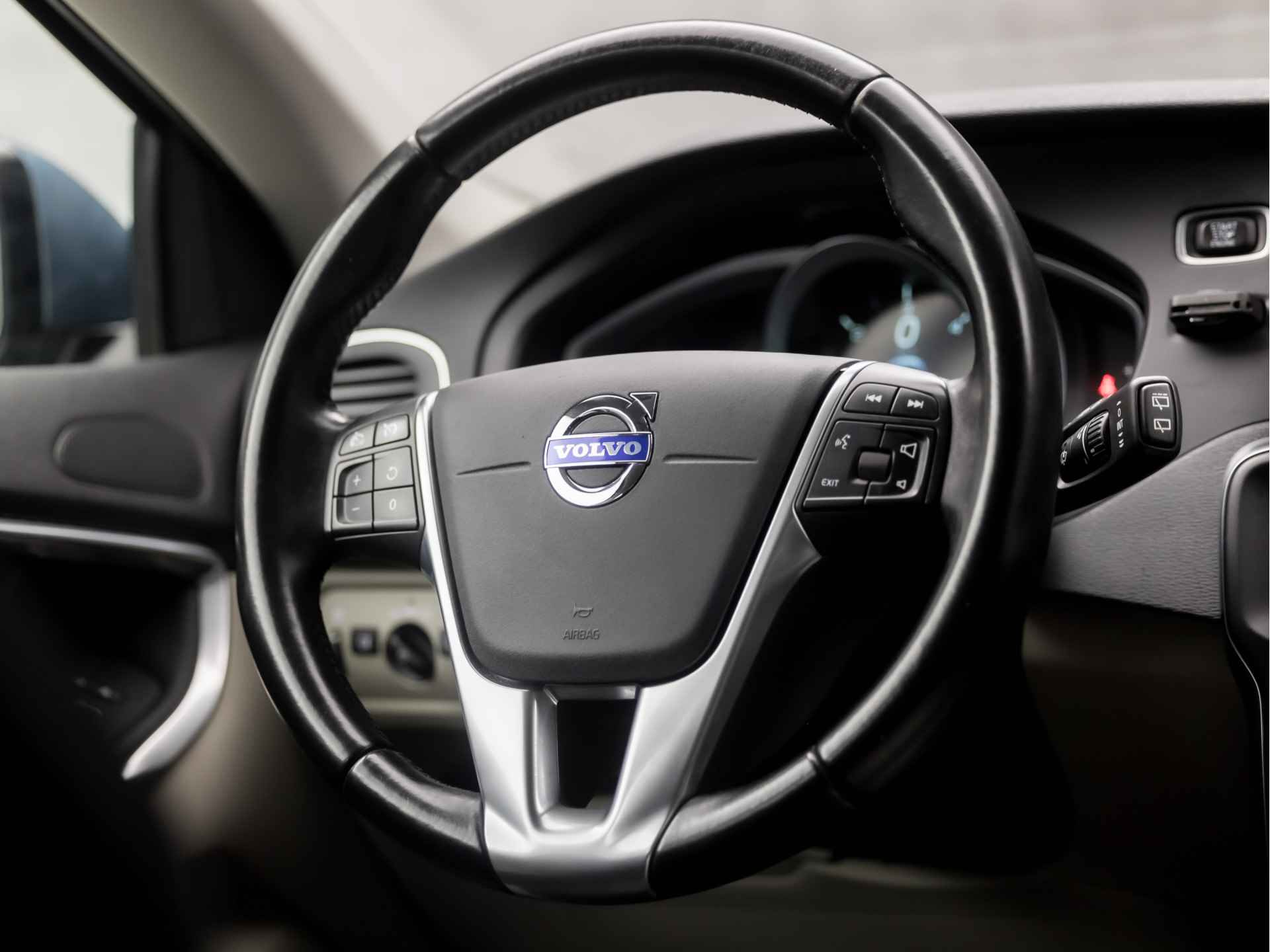 Volvo V40 1.6 D2 Momentum Sport (NAVIGATIE, CLIMATE, DIGITAL COCKPIT, LEDER, SPORTSTOELEN, TREKHAAK, CRUISE, BLUETOOTH, ELEK PAKKET, PARKEERSENSOREN, NIEUWSTAAT) - 19/31