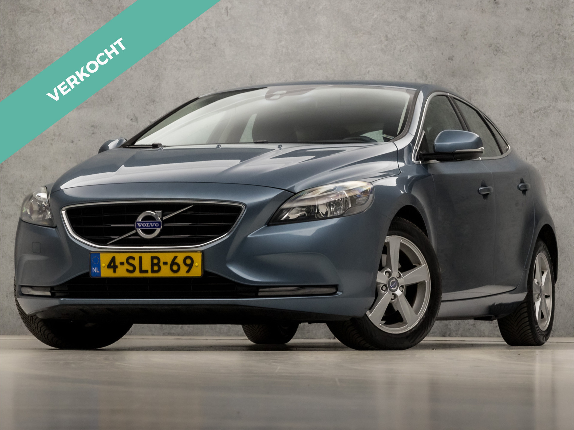 Volvo V40 1.6 D2 Momentum Sport (NAVIGATIE, CLIMATE, DIGITAL COCKPIT, LEDER, SPORTSTOELEN, TREKHAAK, CRUISE, BLUETOOTH, ELEK PAKKET, PARKEERSENSOREN, NIEUWSTAAT)