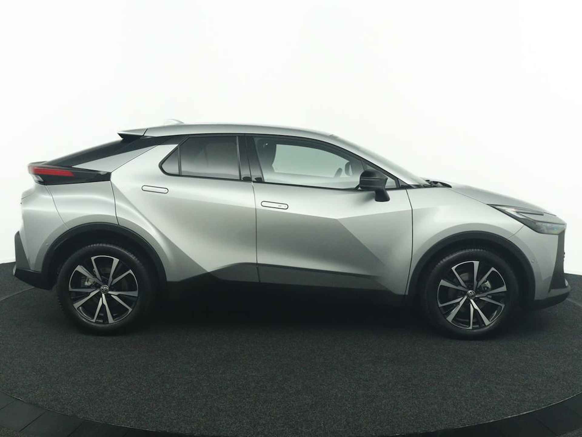 Toyota C-HR 1.8 Hybrid 140 First Edition | Nieuwe Auto | Direct Beschikbaar | 360 Camera | Navigatie | Parkeersensoren Rondom | - 6/46