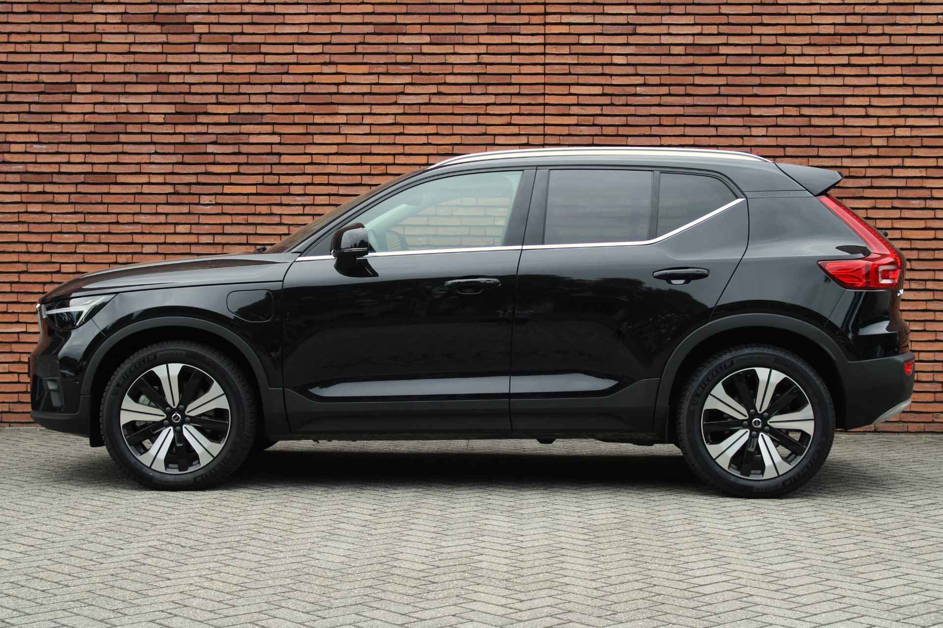 Volvo XC40 T5 AUT7 262PK Ultimate Bright | Semi-elektrische trekhaak | All-Season Banden | Panoramadak | Parkeercamera | Lederen Bekleding | Elektrisch Verstelbare Voorstoelen | BLIS | Harman Kardon Audiosysteem | Navigatie | Elektrisch Verwarmbare Voorstoelen - 9/24