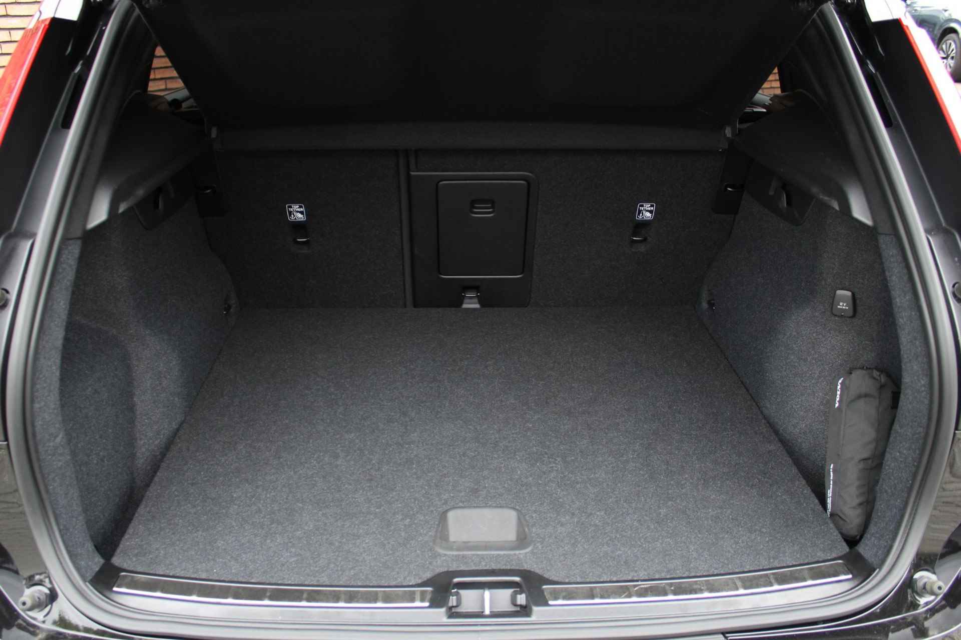 Volvo XC40 T5 AUT7 262PK Ultimate Bright | Semi-elektrische trekhaak | All-Season Banden | Panoramadak | Parkeercamera | Lederen Bekleding | Elektrisch Verstelbare Voorstoelen | BLIS | Harman Kardon Audiosysteem | Navigatie | Elektrisch Verwarmbare Voorstoelen - 22/24