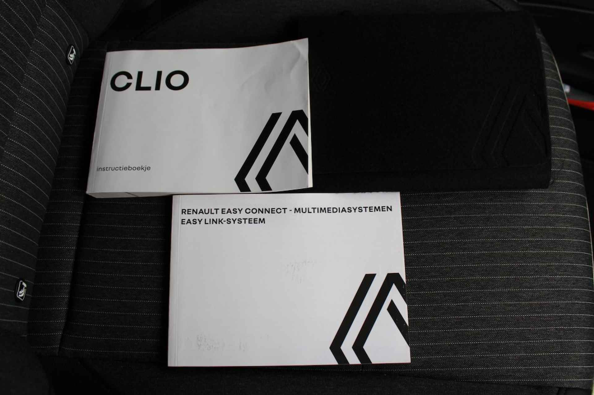 RENAULT Clio TCe 90 pk Techno 360 graden camera/navi. etc. - 40/41