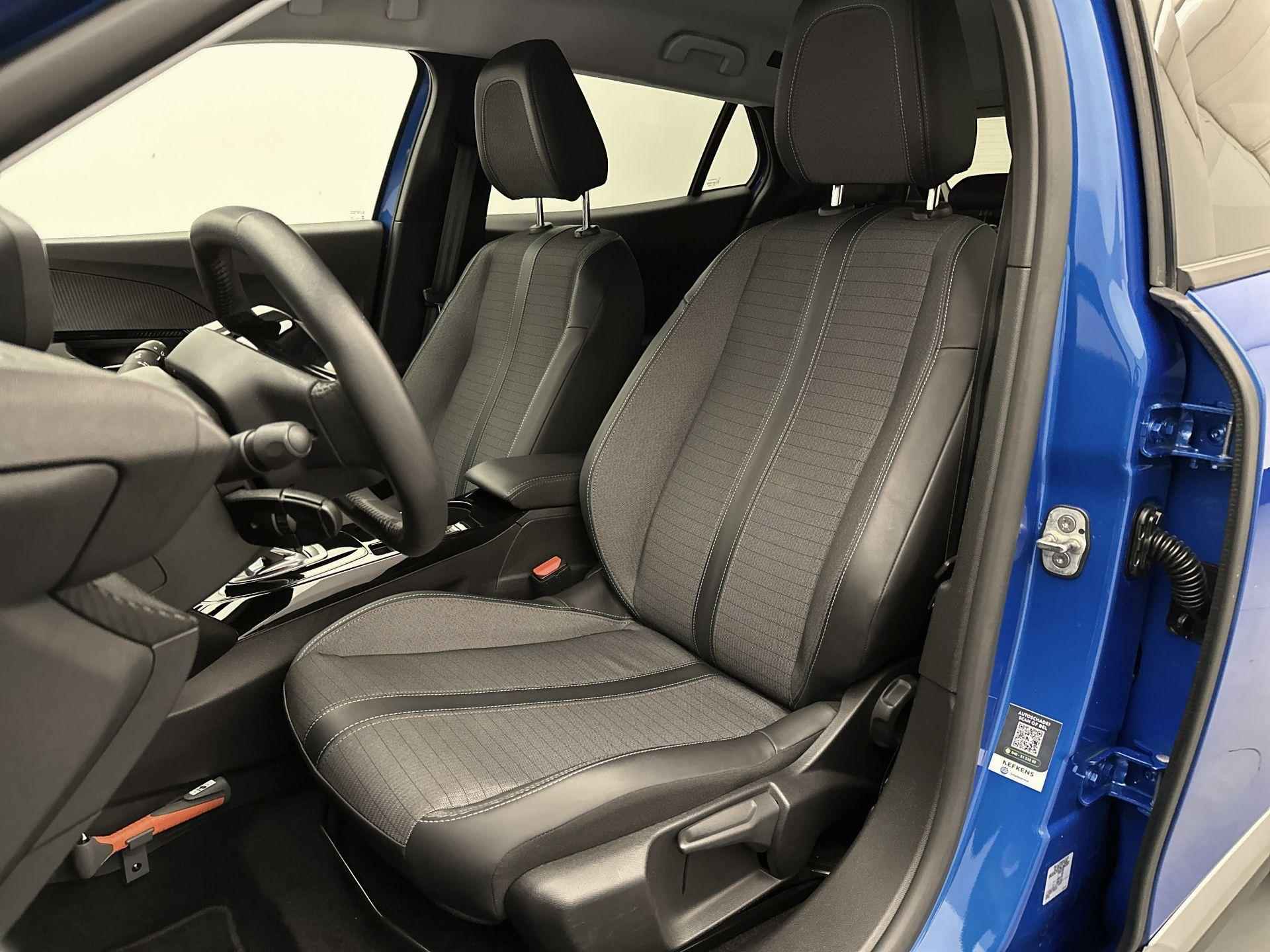 Peugeot e-2008 EV 50 kWh Allure Pack 136pk Automaat | Navigatie | Camera | 3 Fase | Voorstoelen Verwarmd | Stof/Kunstlederen Bekleding - 30/37