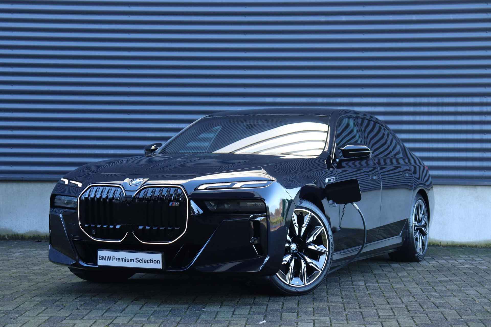 BMW 7-serie M760e xDrive | High Executive | M Performance Pack | Trekhaak | Executive Drive Pro | Innovation Pack | Sky Lounge | Elektr. Deuren | Active Steering | Bowers & Wilkins Diamond Surround Sound | 21''LMV - 47/47