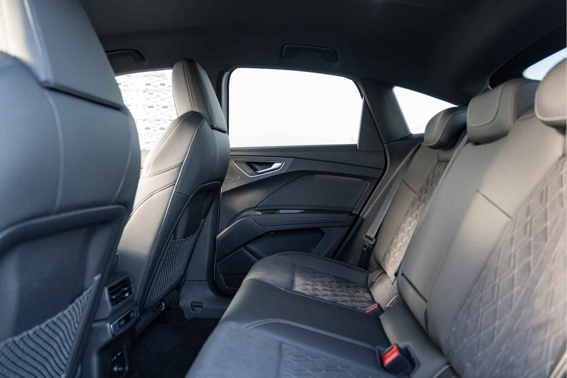 Audi Q4 Sportback e-tron 40 204PK S edition | 21" Velgen | SONOS | Head-Up Display | Adaptive Cruise Control | Optiekpakket Zwart | Privacy Glass | Matri - 14/40