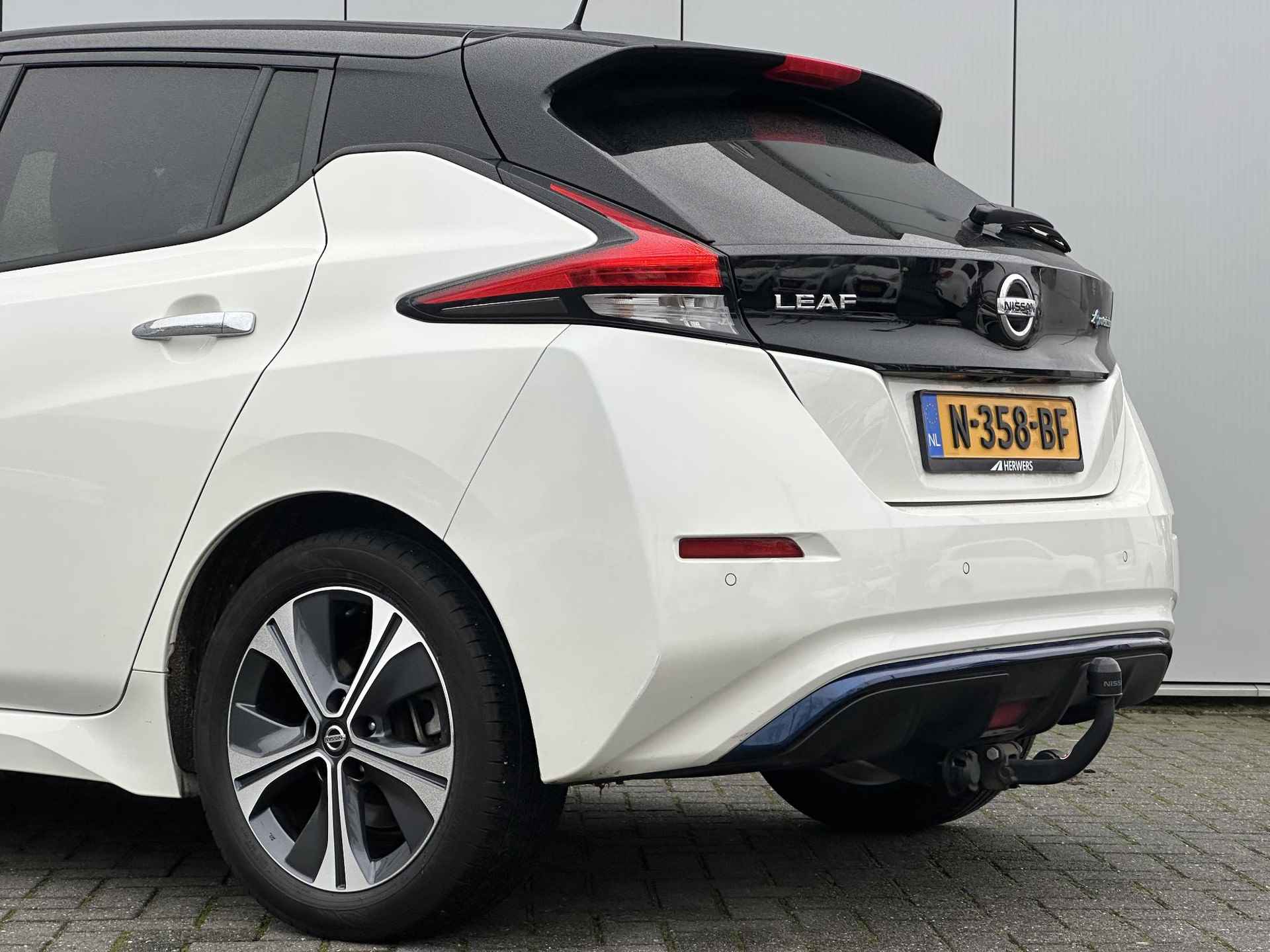 Nissan LEAF e+ N-Connecta 62 kWh / 385 KM WLTP / Navigatie / Fietsendragerhaak / 360 Camera / Stoelverwarming Voor + Achter / Climate & Cruise Control / - 25/44