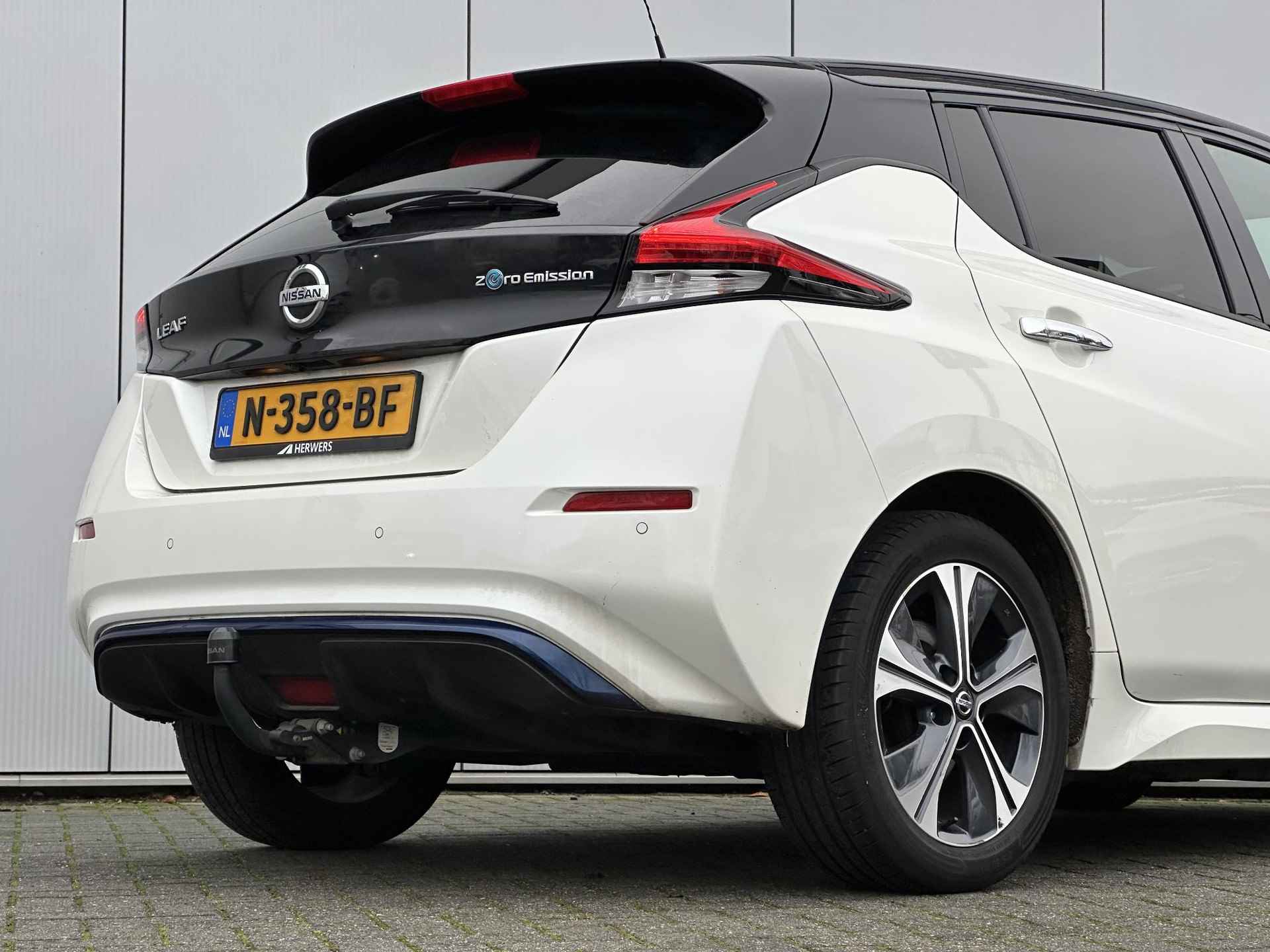 Nissan LEAF e+ N-Connecta 62 kWh / 385 KM WLTP / Navigatie / Fietsendragerhaak / 360 Camera / Stoelverwarming Voor + Achter / Climate & Cruise Control / - 41/44