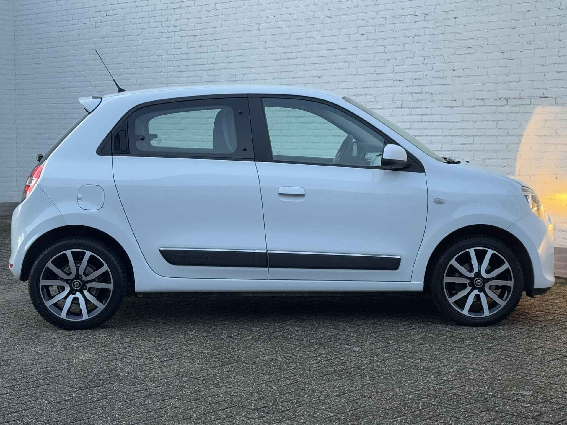 Renault Twingo 1.0 SCe Intens Automaat / 16" Lichtmetalen Velgen / Navigatie / Achterruitrijcamera / Cruise Control / Climate control / NAP / - 30/34