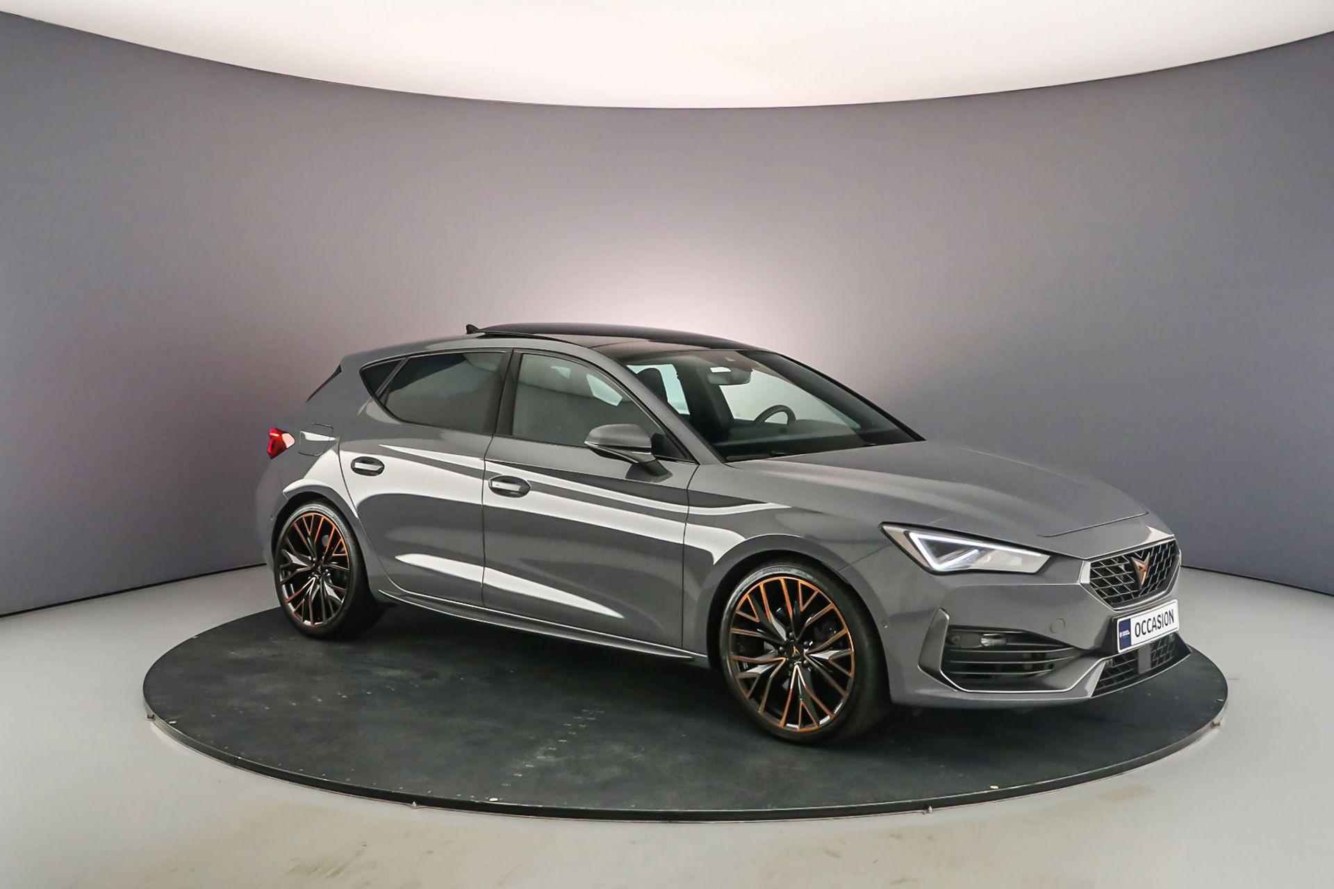 CUPRA Leon VZ 2.0 TSI 300pk DSG Automaat Panoramadak, Adaptive cruise control, Navigatie, Achteruitrijcamera, Stuurwiel verwarmd, Parkeersensoren, Stoelverwarming, LED koplampen - 8/47