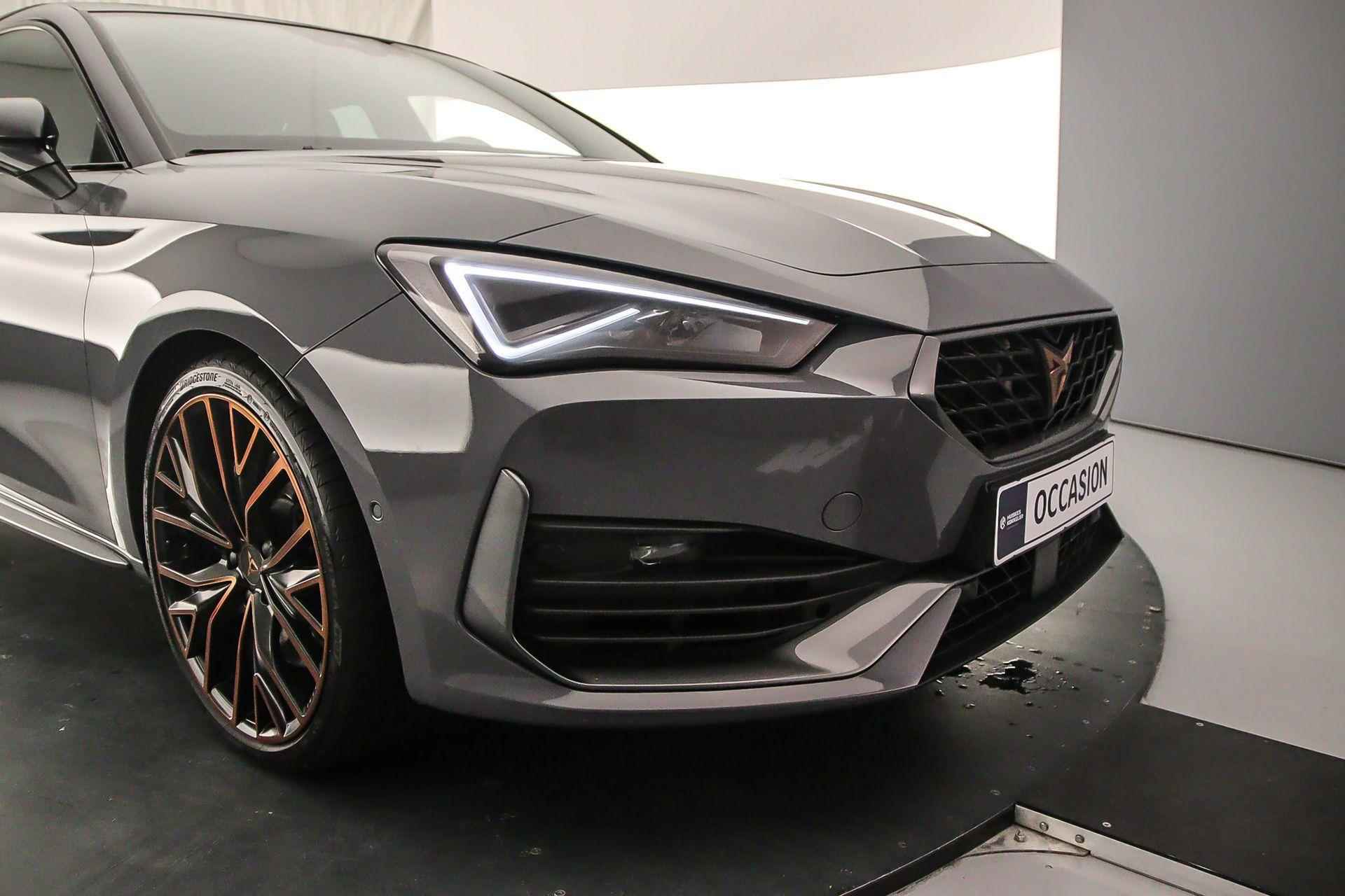 CUPRA Leon VZ 2.0 TSI 300pk DSG Automaat Panoramadak, Adaptive cruise control, Navigatie, Achteruitrijcamera, Stuurwiel verwarmd, Parkeersensoren, Stoelverwarming, LED koplampen - 43/47