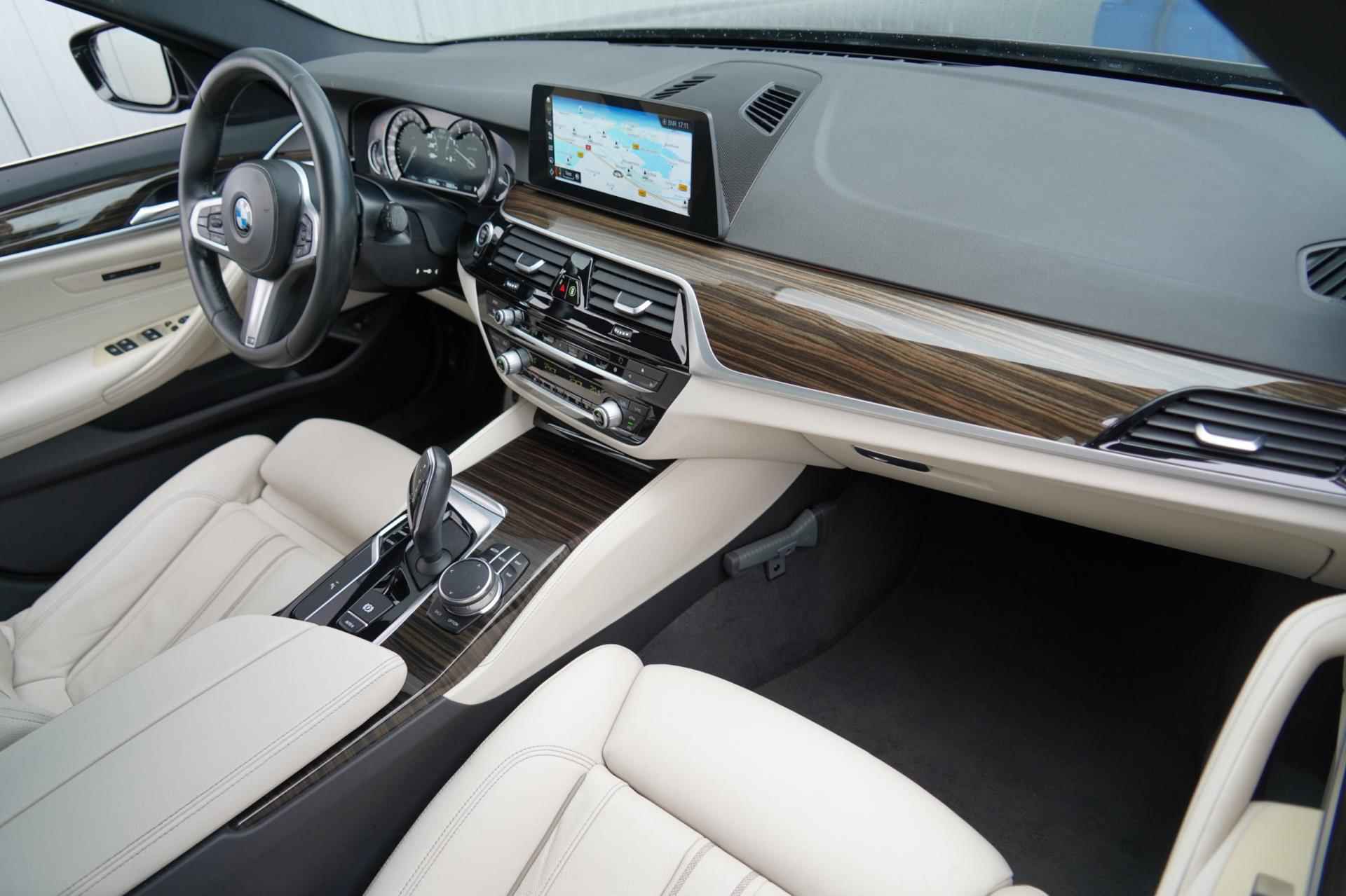 BMW 5-serie Touring 520i High Executive / M-Sport / Facelift model / Sportstoelen / Trekhaak / Elek. Klep - 4/39