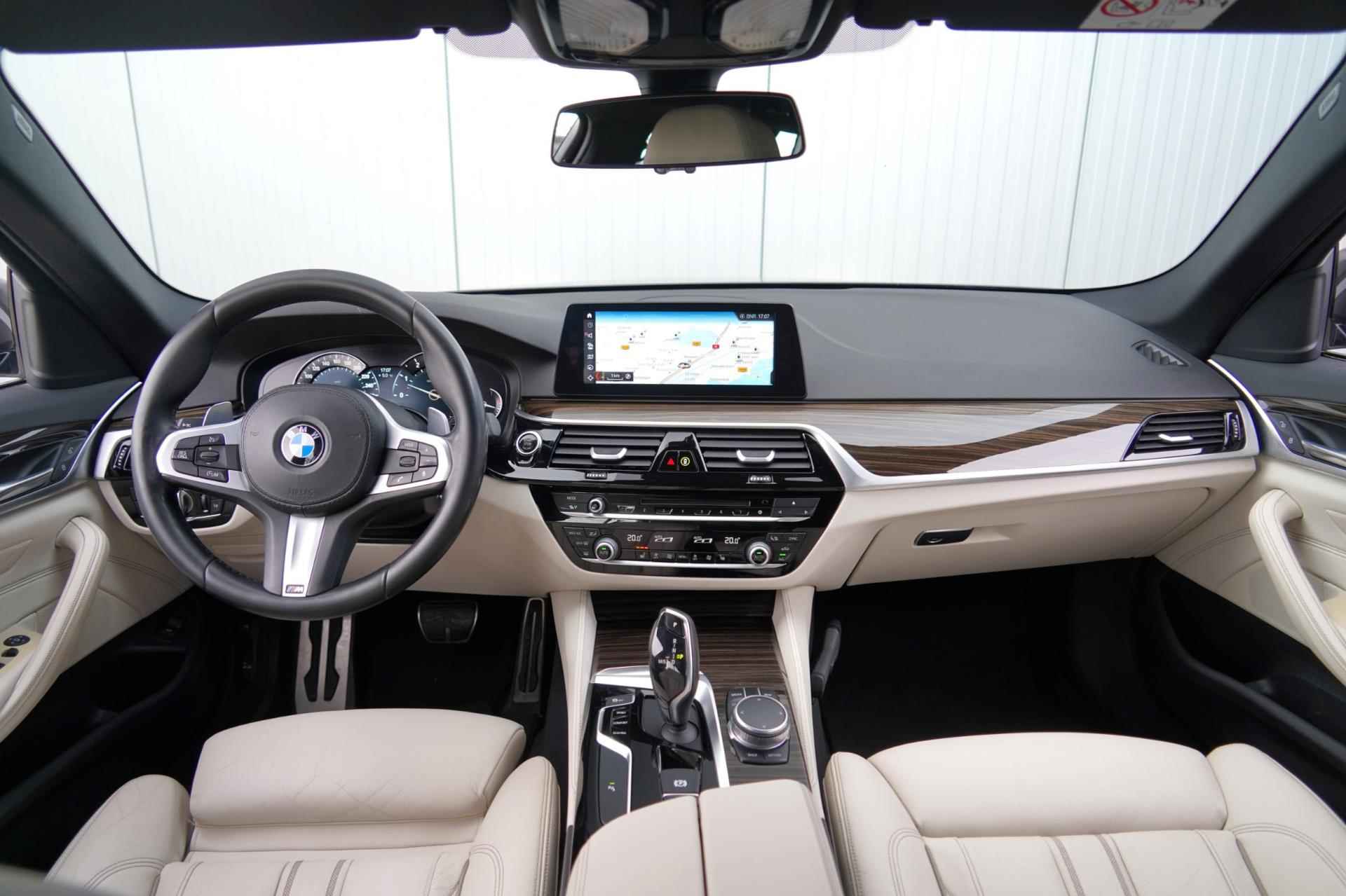 BMW 5-serie Touring 520i High Executive / M-Sport / Facelift model / Sportstoelen / Trekhaak / Elek. Klep - 11/39