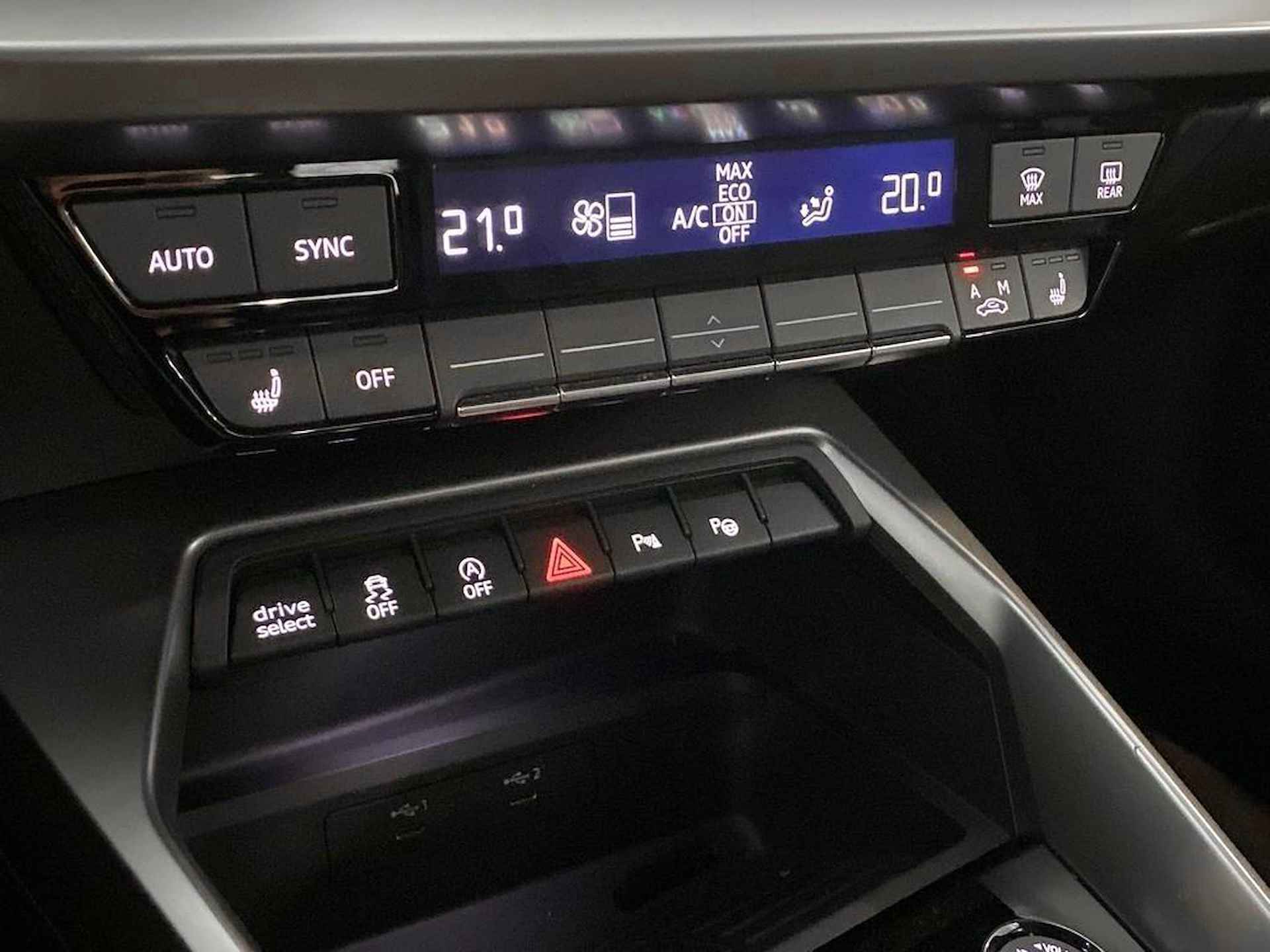 Audi A3 Sportback 35 TFSI Advanced edition S-tronic / Achteruitrijcamera / Airconditioning 2 zones / Digitale radio - 24/34