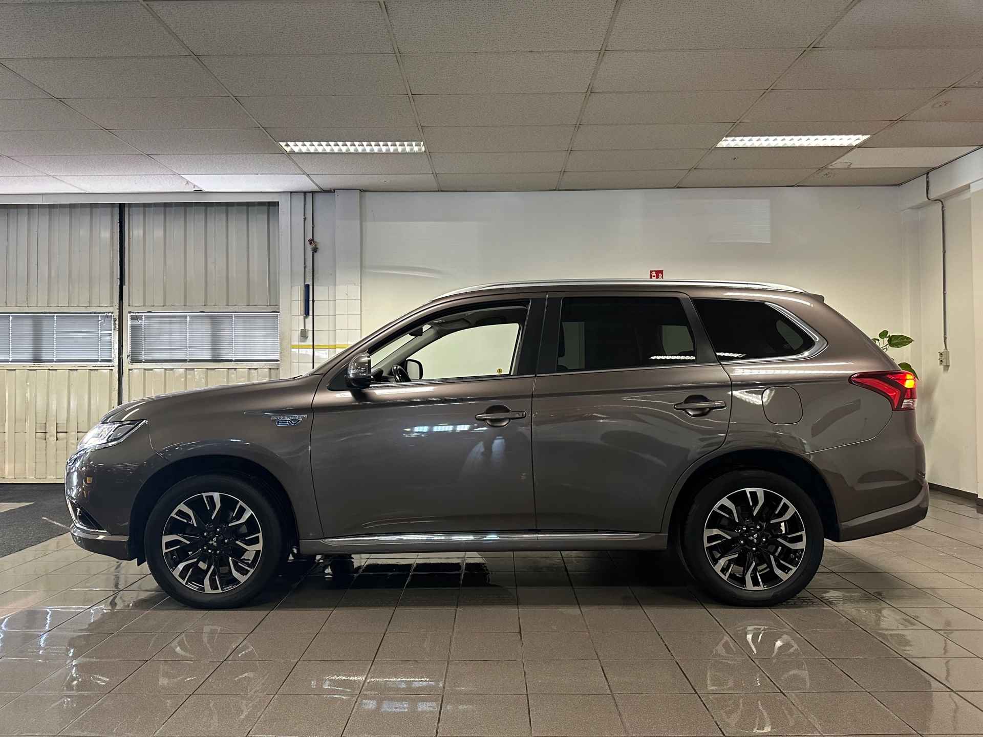 Mitsubishi Outlander 2.0 PHEV Executive Edition * Dealer onderhouden / Camera / Navigatie / NL Auto * - 2/23