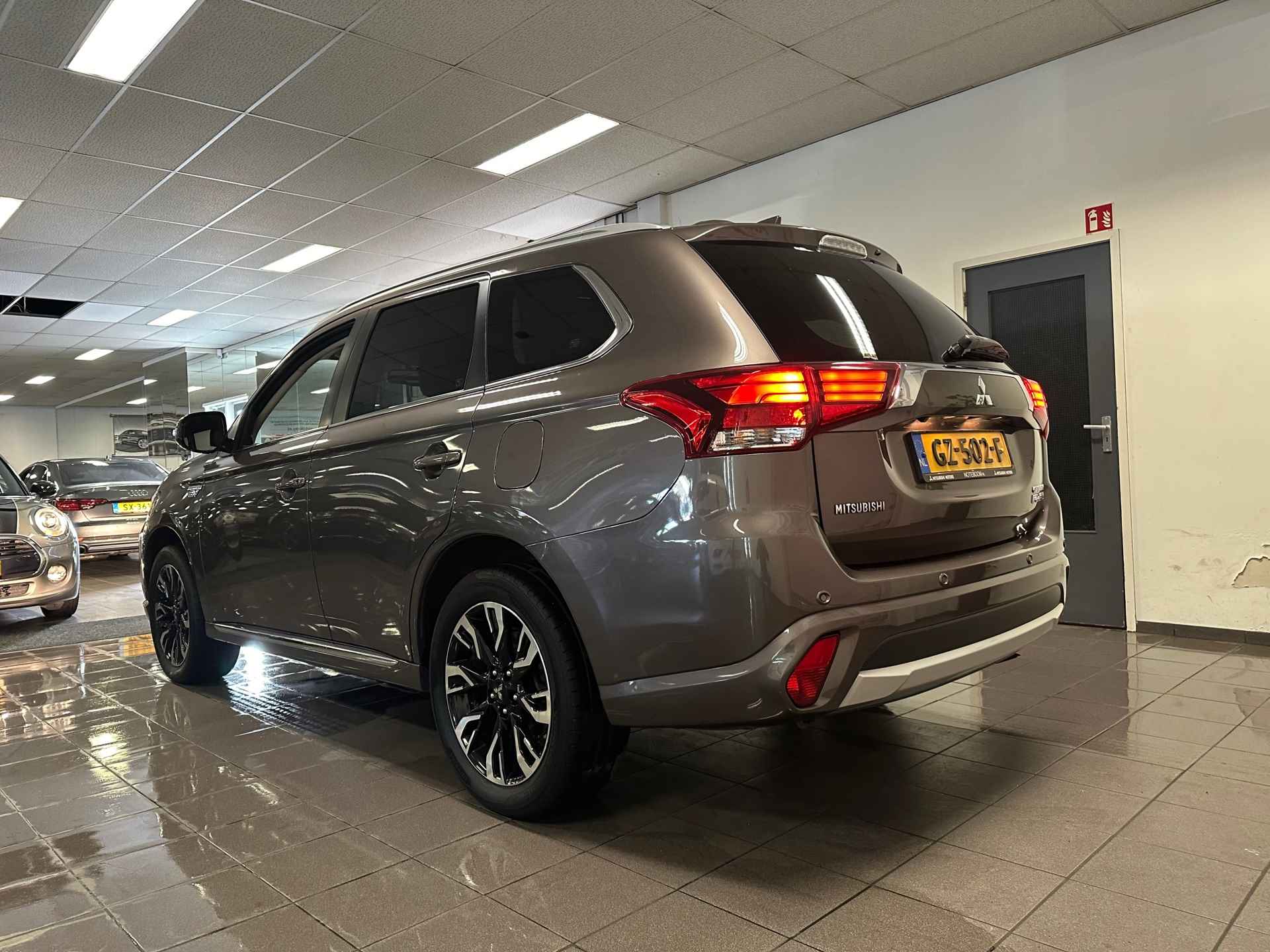 Mitsubishi Outlander 2.0 PHEV Executive Edition * Dealer onderhouden / Camera / Navigatie / NL Auto * - 3/23