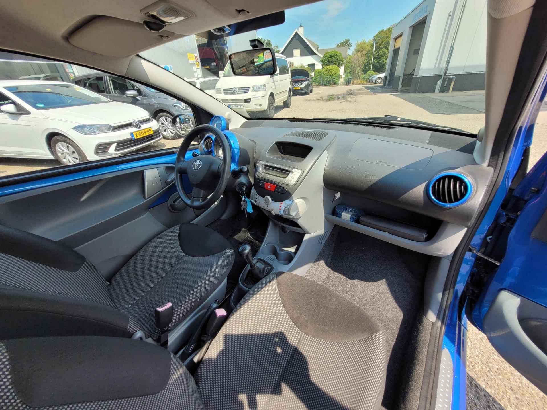 Toyota Aygo 1.0-12V Dynamic Blue AIRCO - 27/28