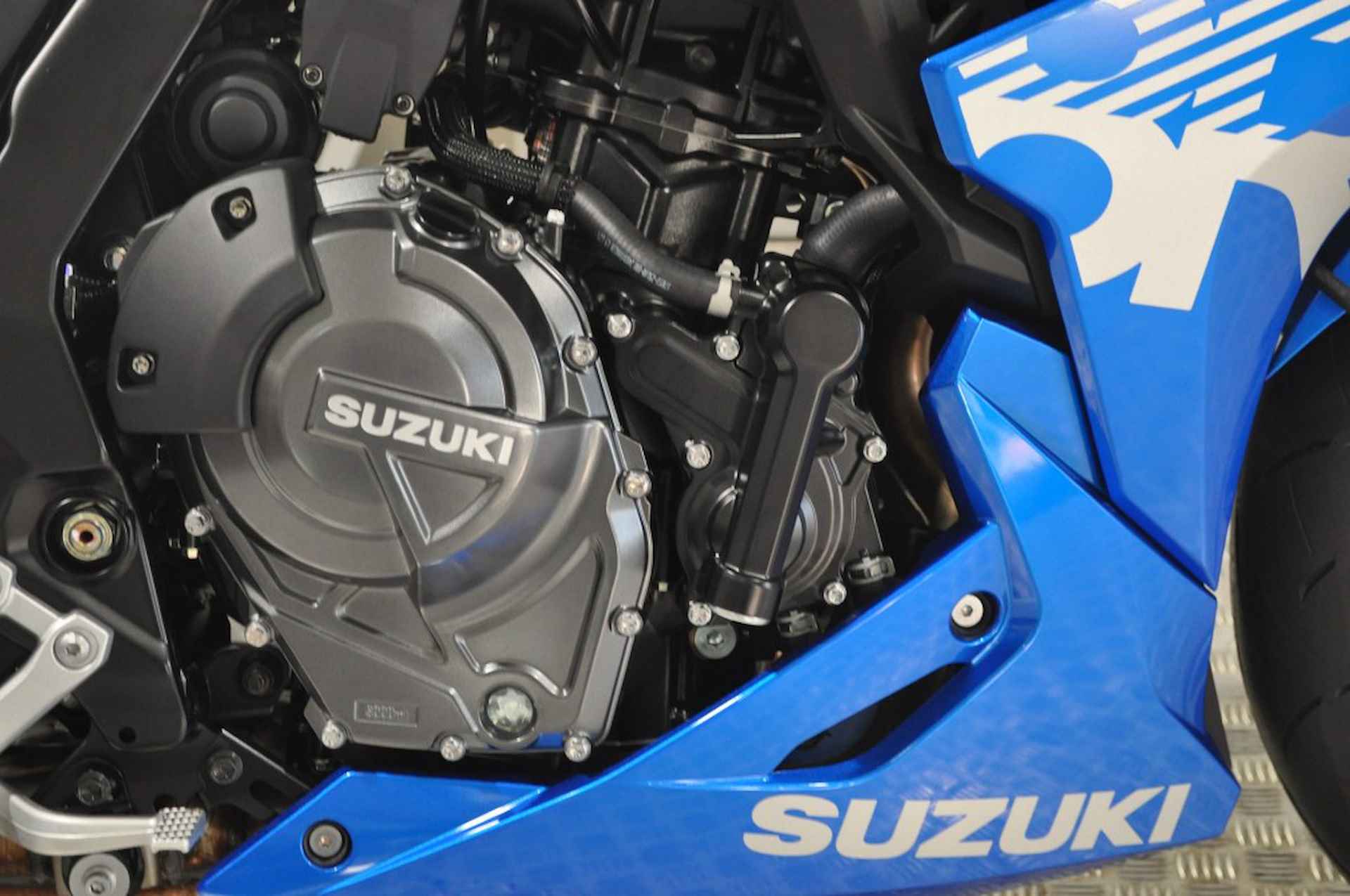 SUZUKI Gsx-8r - 6/18