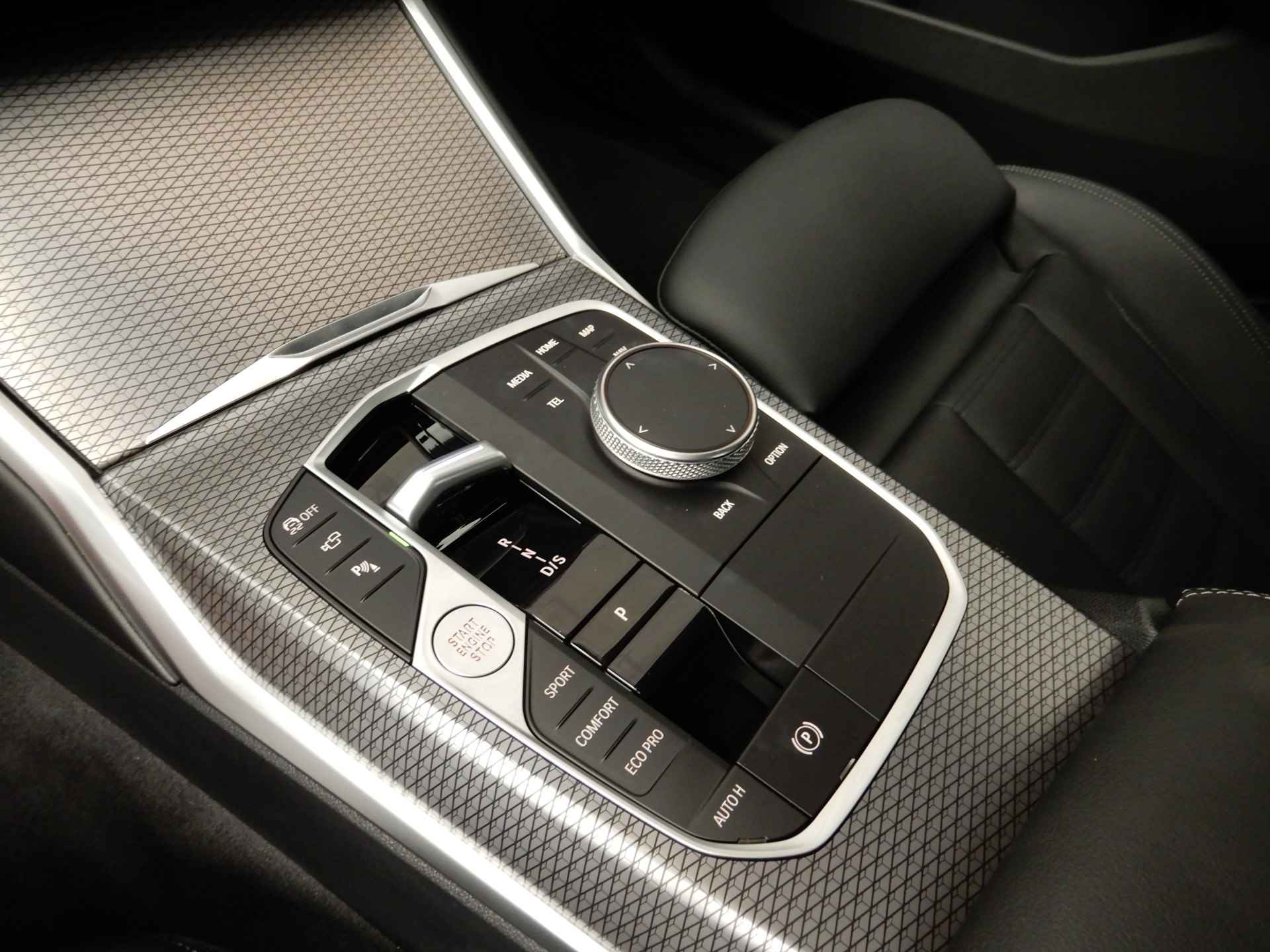 BMW 3 Serie Sedan 330d M-Sportpakket / LED / Leder / Navigatie / Eletr. zetels / Sportstoelen / DAB / Harman-kardon sound / Alu 19 inch - 17/40