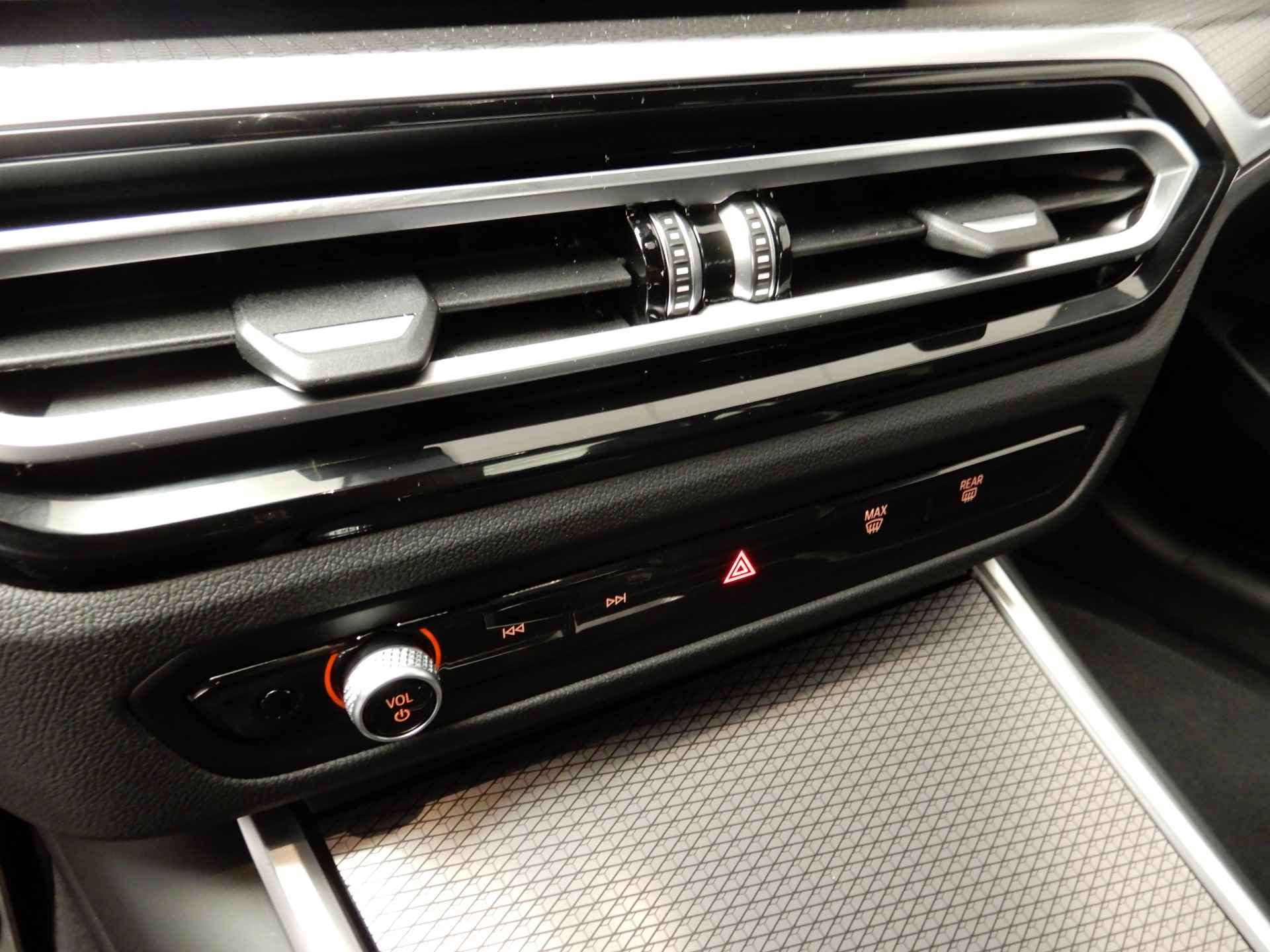 BMW 3 Serie Sedan 330d M-Sportpakket / LED / Leder / Navigatie / Eletr. zetels / Sportstoelen / DAB / Harman-kardon sound / Alu 19 inch - 25/40